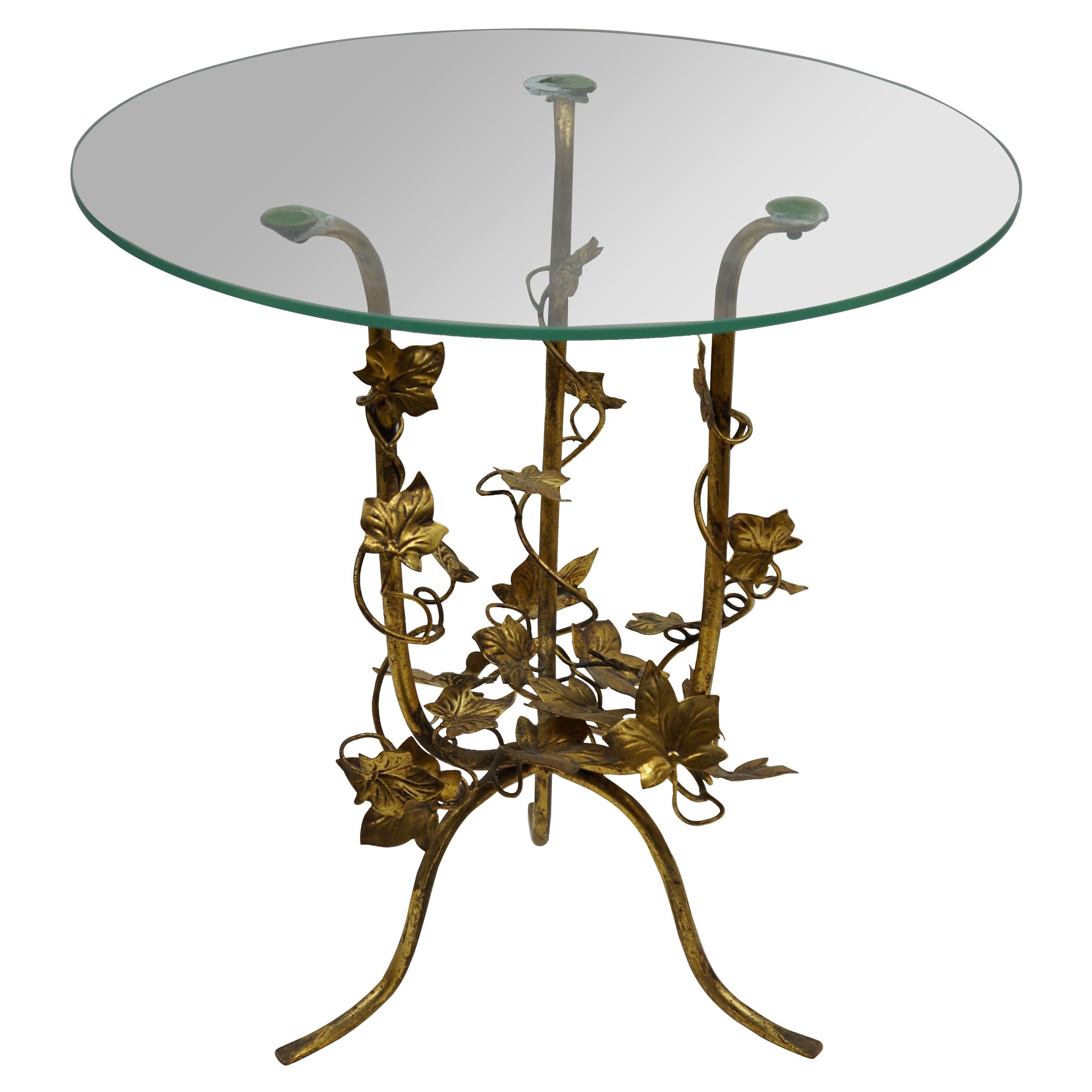 Mesa auxiliar italiana Hollywood Regency redonda de metal dorado tole con hoja de hiedra y cristal