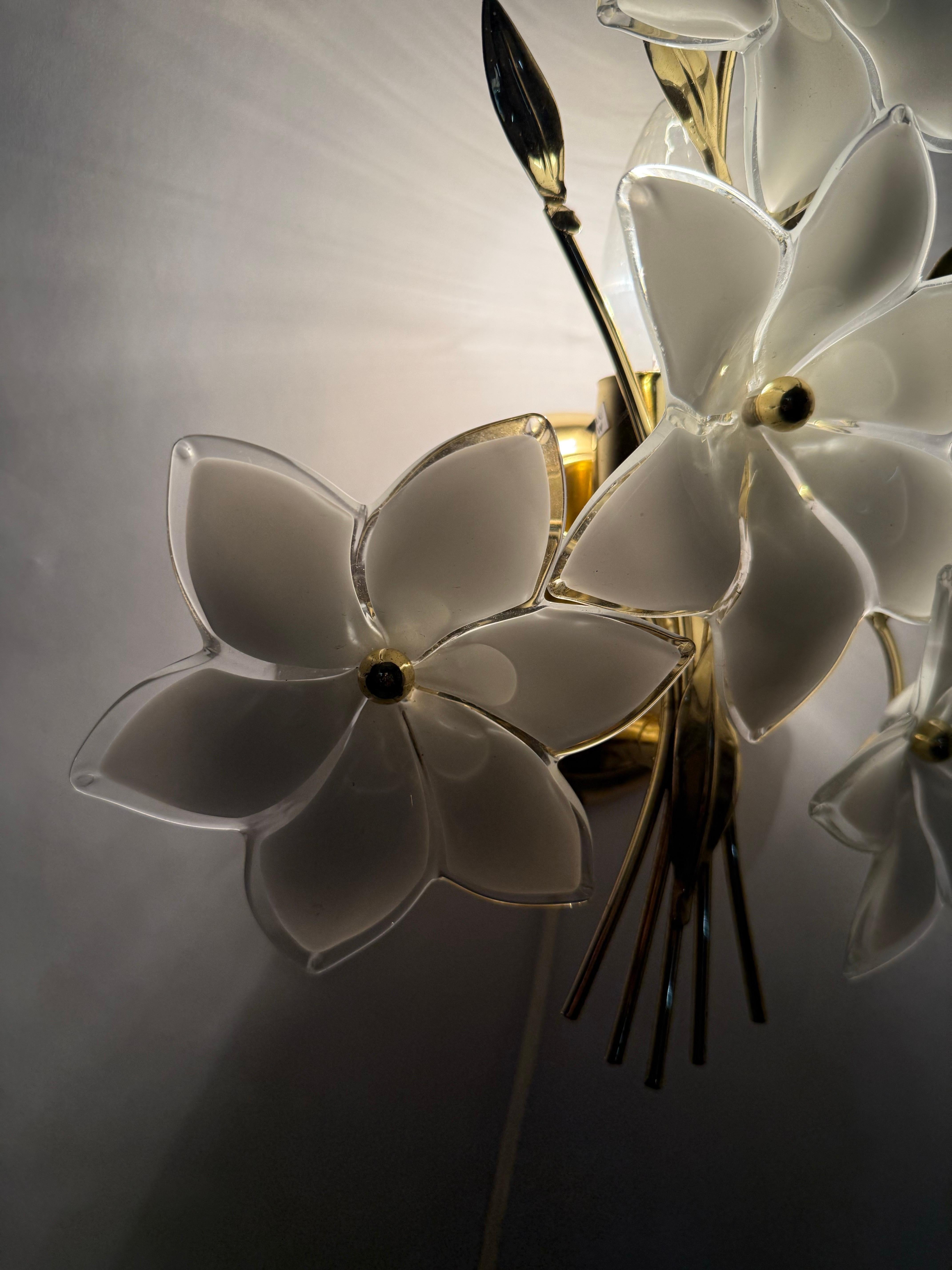 Aplique Italiano Hollywood Regency Set con Flores Blancas Regencia de Hollywood en venta