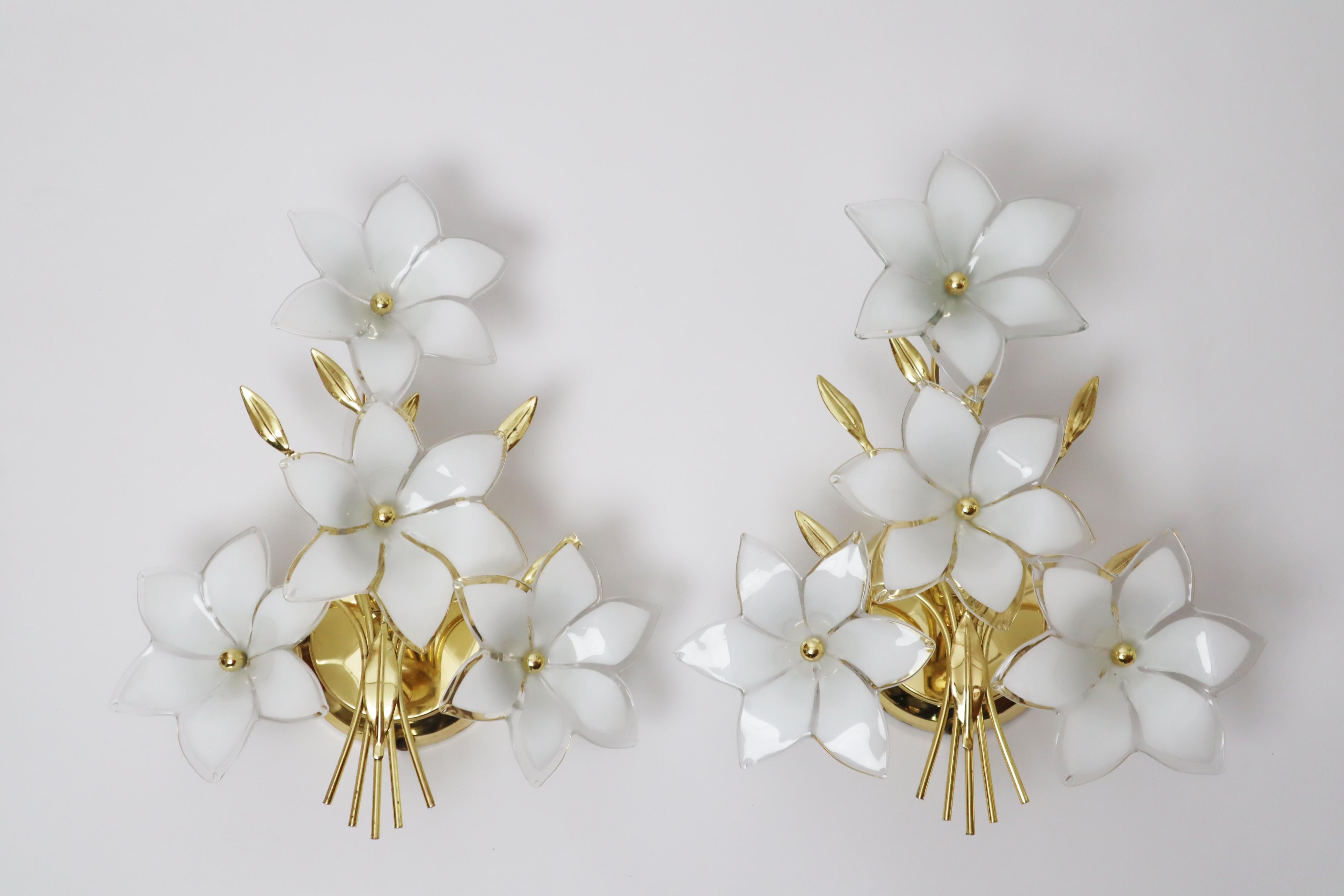 Aplique Italiano Hollywood Regency Set con Flores Blancas en Bueno estado para la venta en Hannover, DE