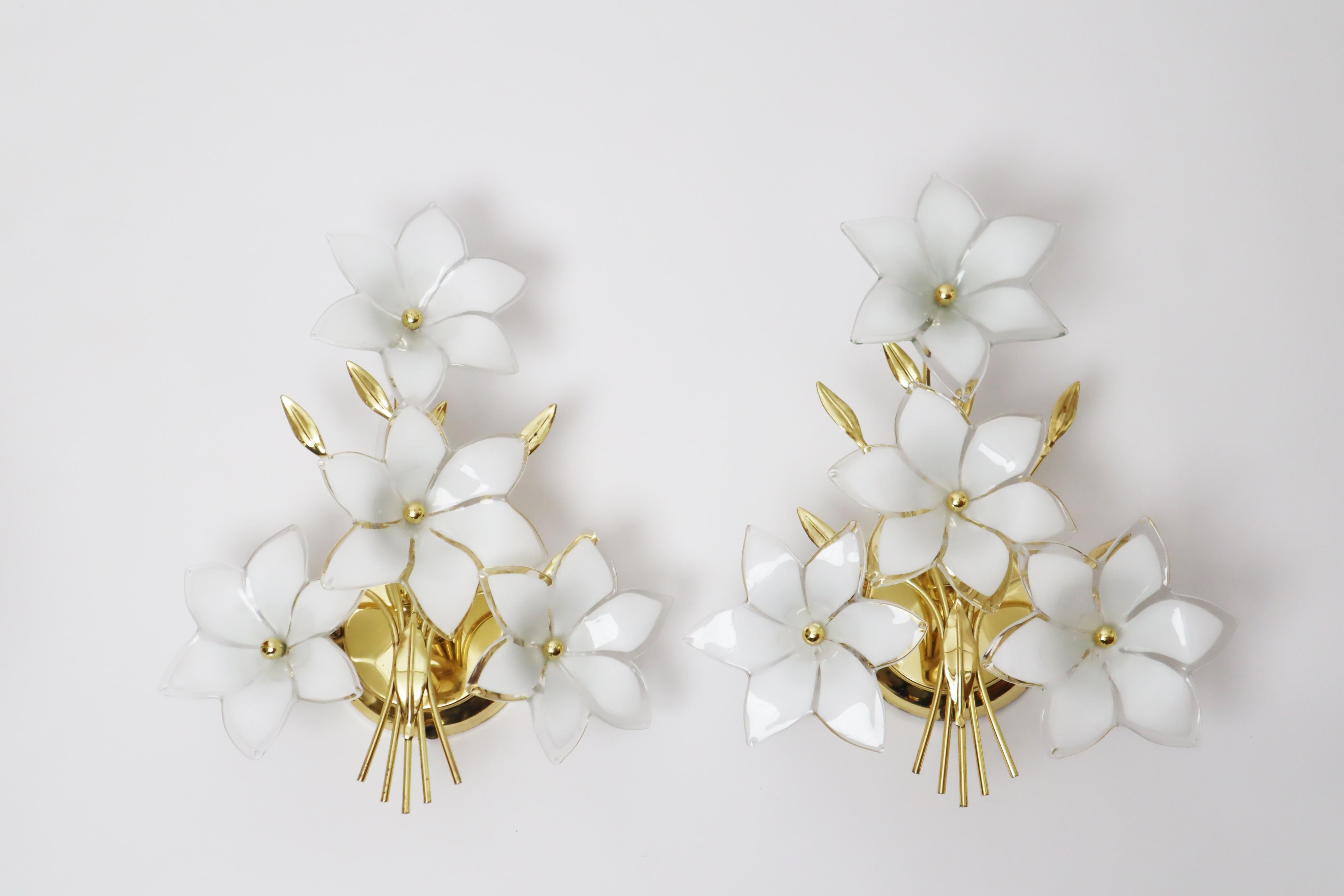 Aplique Italiano Hollywood Regency Set con Flores Blancas finales del siglo XX en venta