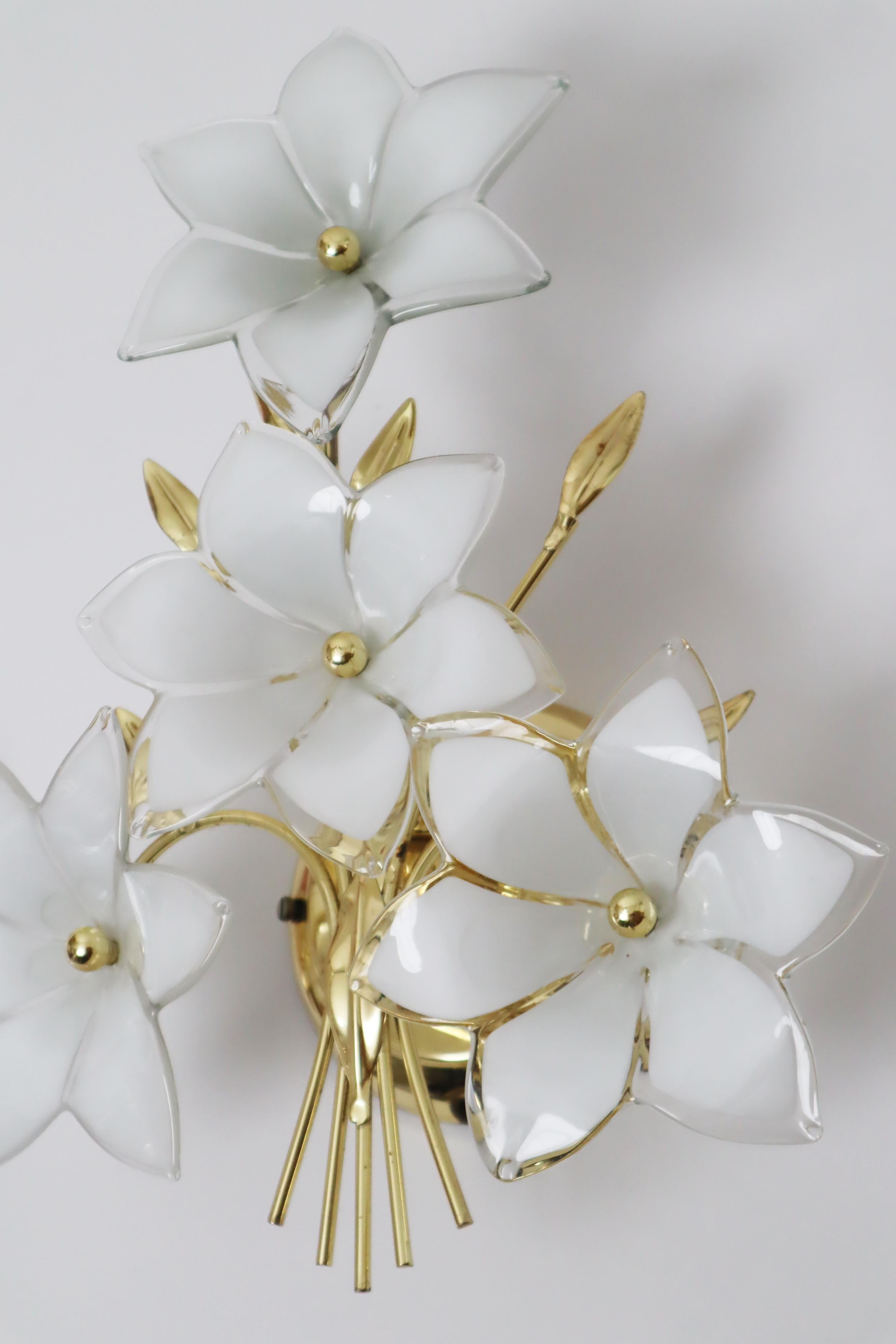 Aplique Italiano Hollywood Regency Set con Flores Blancas Chapado en oro en venta