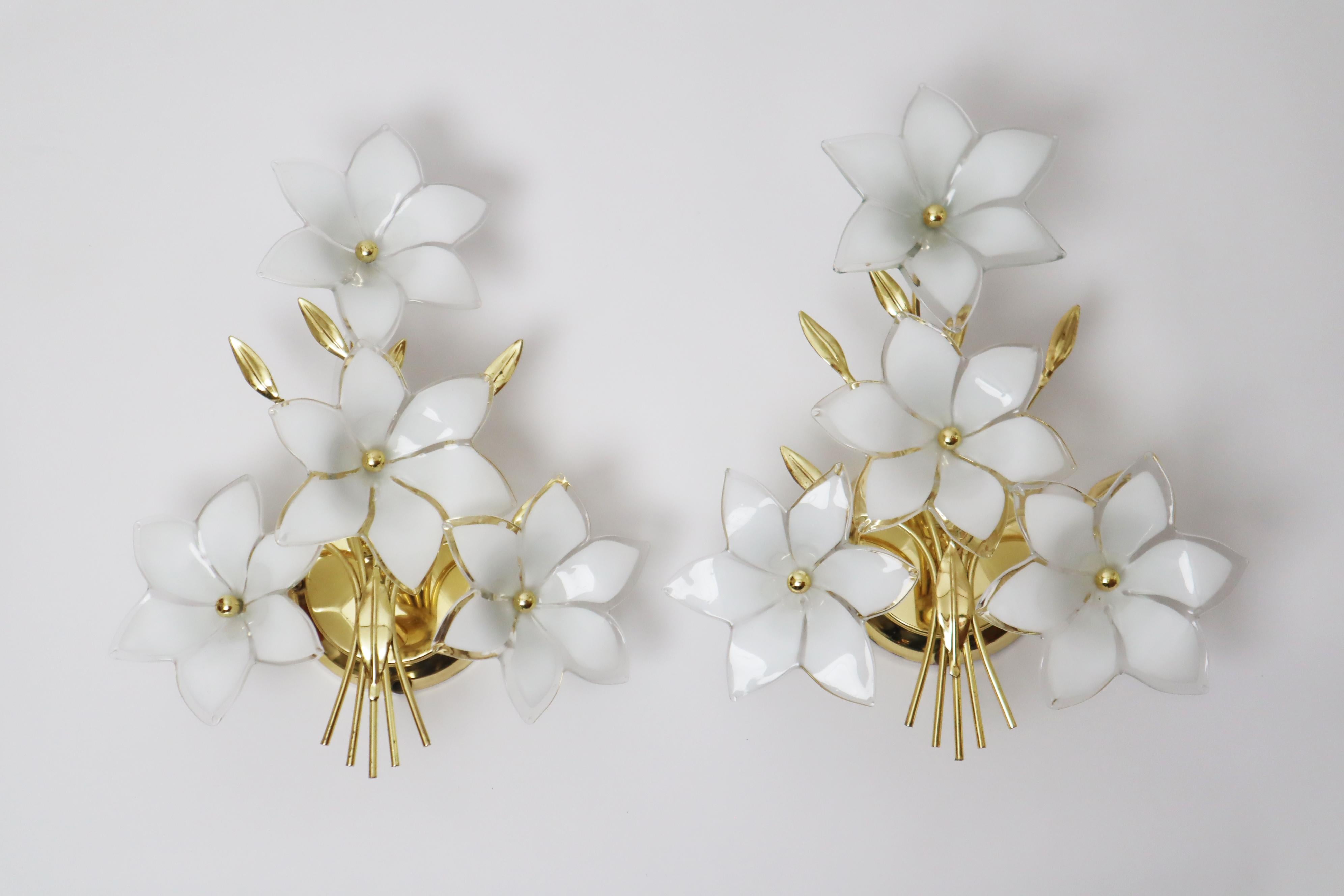 Aplique Italiano Hollywood Regency Set con Flores Blancas en venta 1