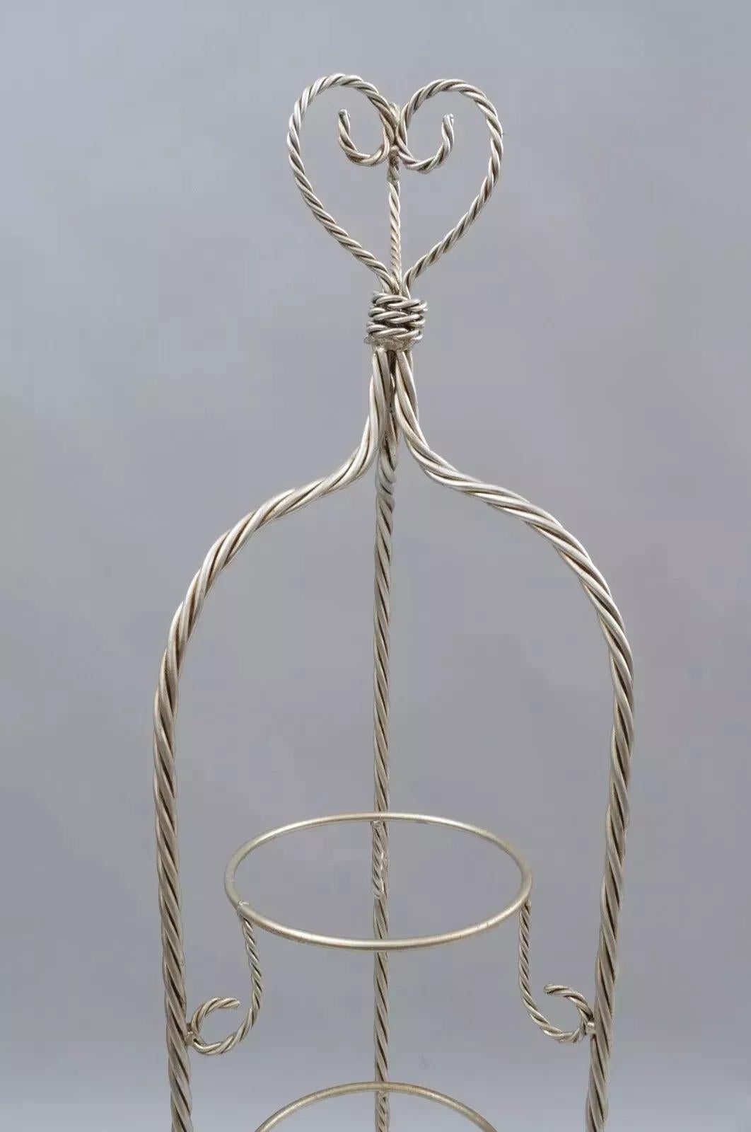 Vintage italiano Hollywood Regency, ferro dorato e argento, porta piante con nappe e porta muffin. L'articolo presenta una struttura in ferro a forma di corda, piedini con nappe, un terminale a forma di cuore e 3 supporti rotondi (ogni supporto ha