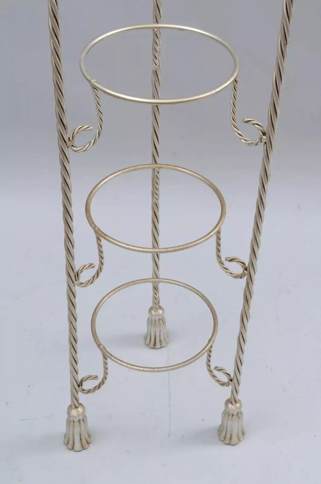 Sconosciuto Piantana per piante Hollywood Regency in ferro dorato e argentato con nappe, portamuffin in vendita
