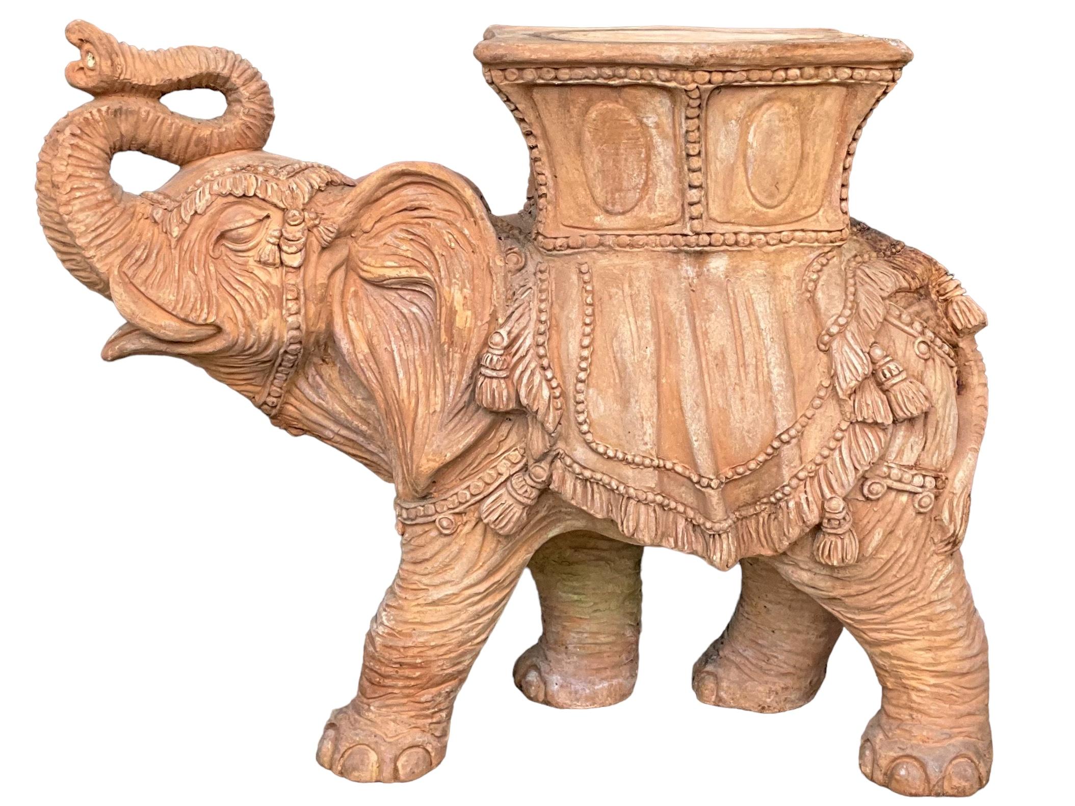 20ième siècle Siège de jardin/table de style Hollywood Regency italien en terre cuite moulée éléphant en vente
