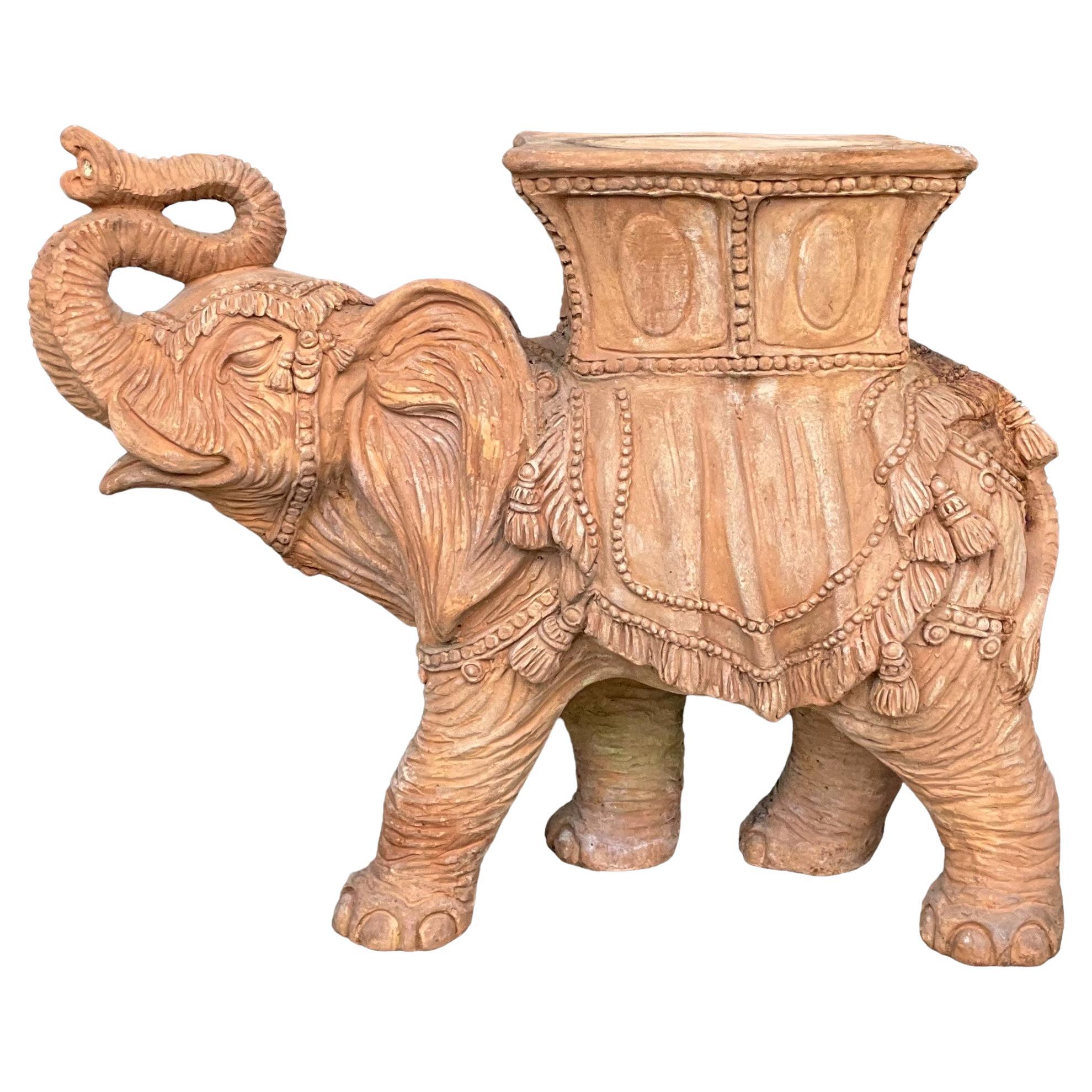 Siège de jardin/table de style Hollywood Regency italien en terre cuite moulée éléphant en vente