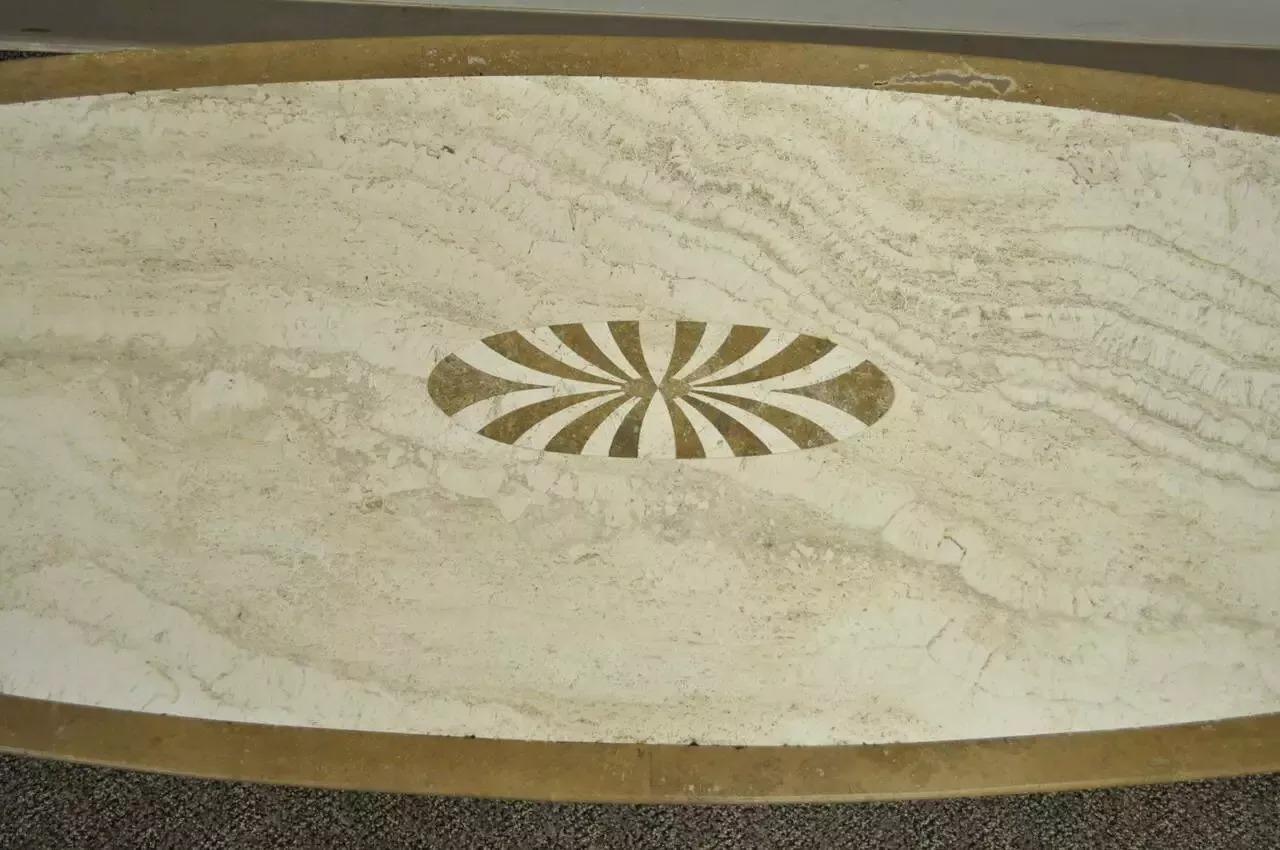 Italian Hollywood Regency Travertine & Brass Long Oval Surfboard Coffee Table Bon état - En vente à Philadelphia, PA