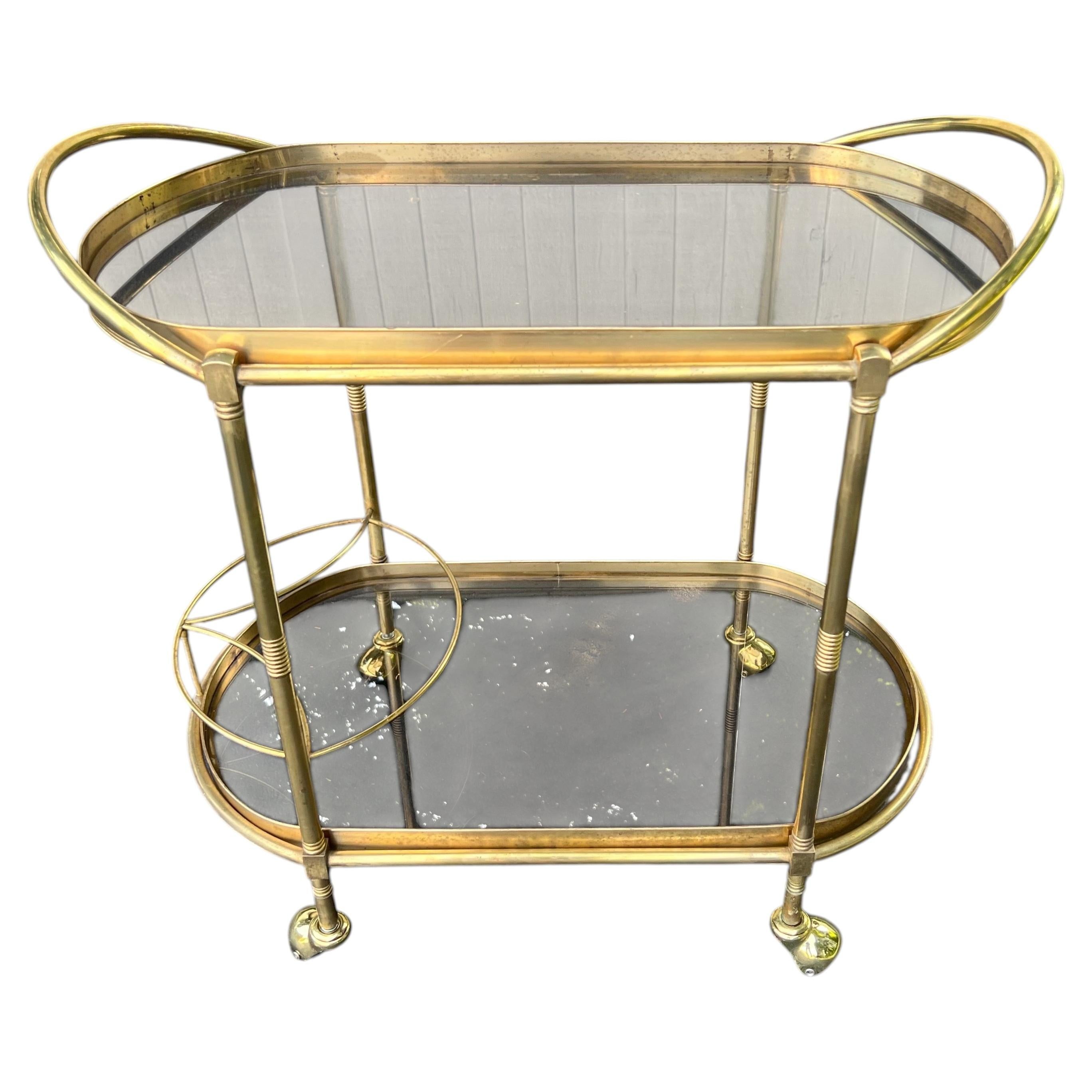 Italienischer Barwagen im Hollywood-Regency-Stil, zweistufig, oval, aus Messing und Glas