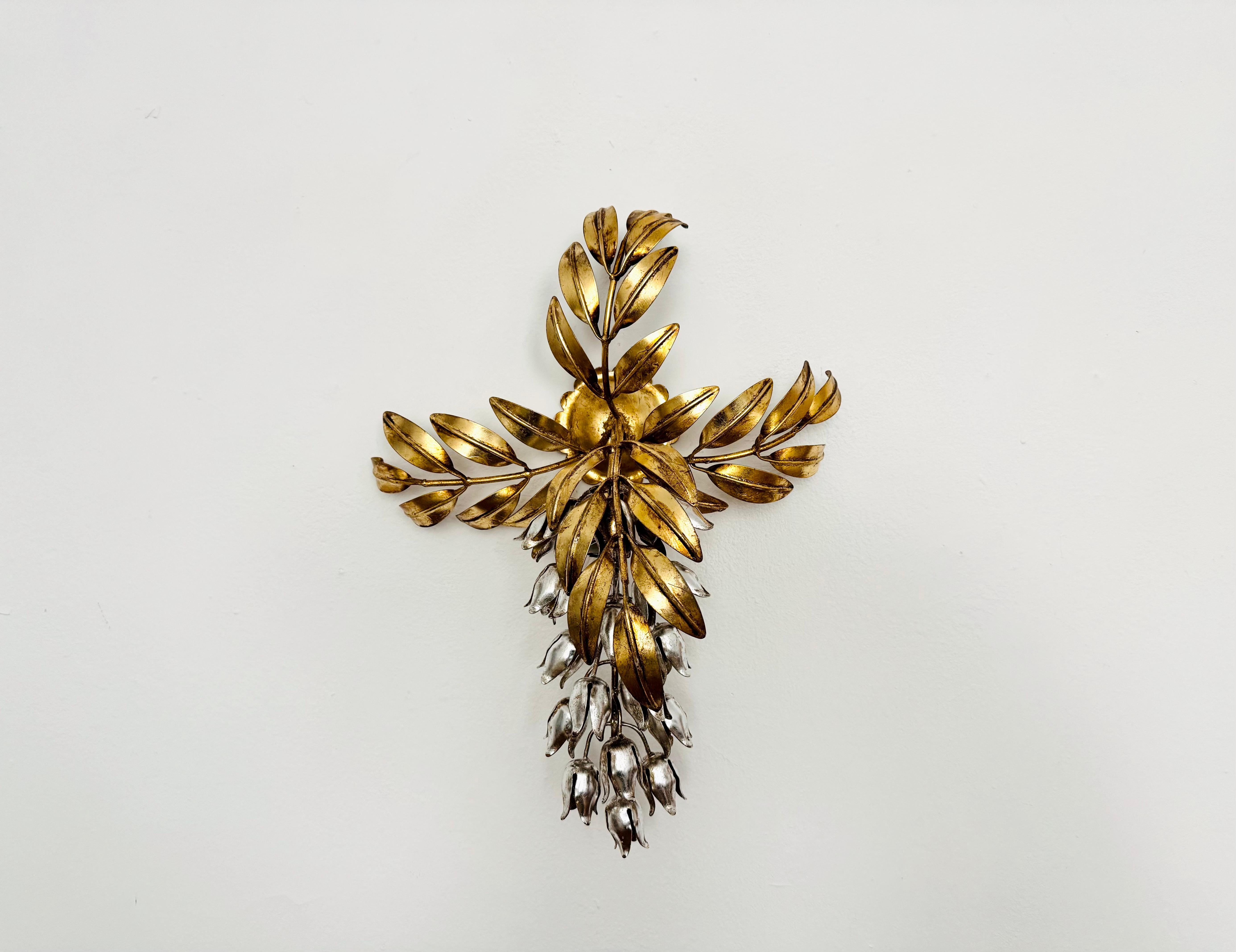 A very beautiful floral wall lamp by Hans Kögl from the 1970s.
Great design and high-quality workmanship.
The leaves and the color combination create a wonderful, very elegant light.

Condition:

Very good vintage condition with slight signs of