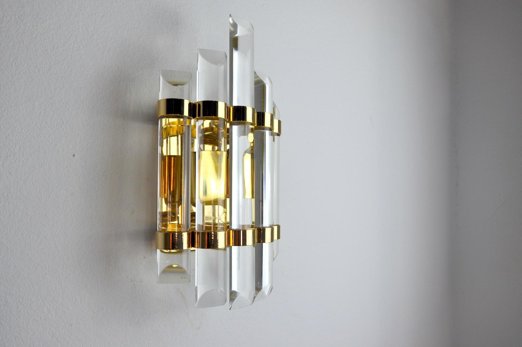 Very beautiful and small wall lamp from Venini dating from the 70s.Cut glass and golden metal structure. Unique object which will know how to illuminate and bring a true design touch to your interior. Electricity verified, mark of time relative to