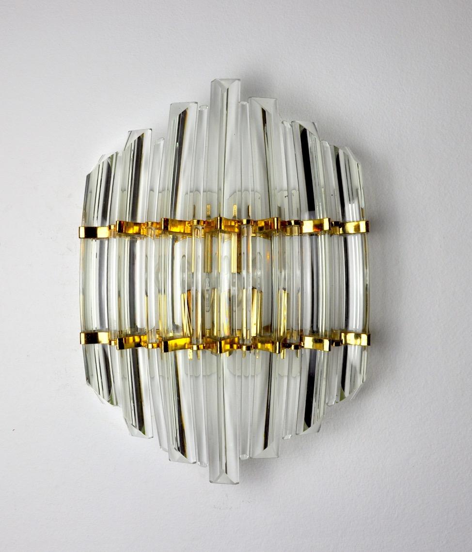 Very beautiful wall lamp from Venini dating from the 70s. Cut glass and golden metal structure. Unique object which will know how to illuminate and bring a true design touch to your interior. Electricity verified, mark of time relative to the age of