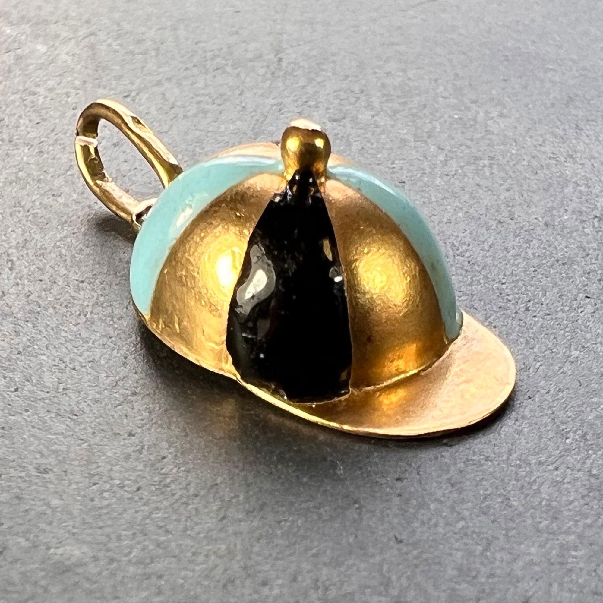 An 18 karat (18K) yellow gold charm pendant designed as a horse riding or jockey hat with blue and black enamel detail. Stamped 750 for 18 karat gold and 1 AR for Italian manufacture and Gori & Zucchi to the bail.
 
Dimensions: 2 x 1.1 x 0.8 cm (not
