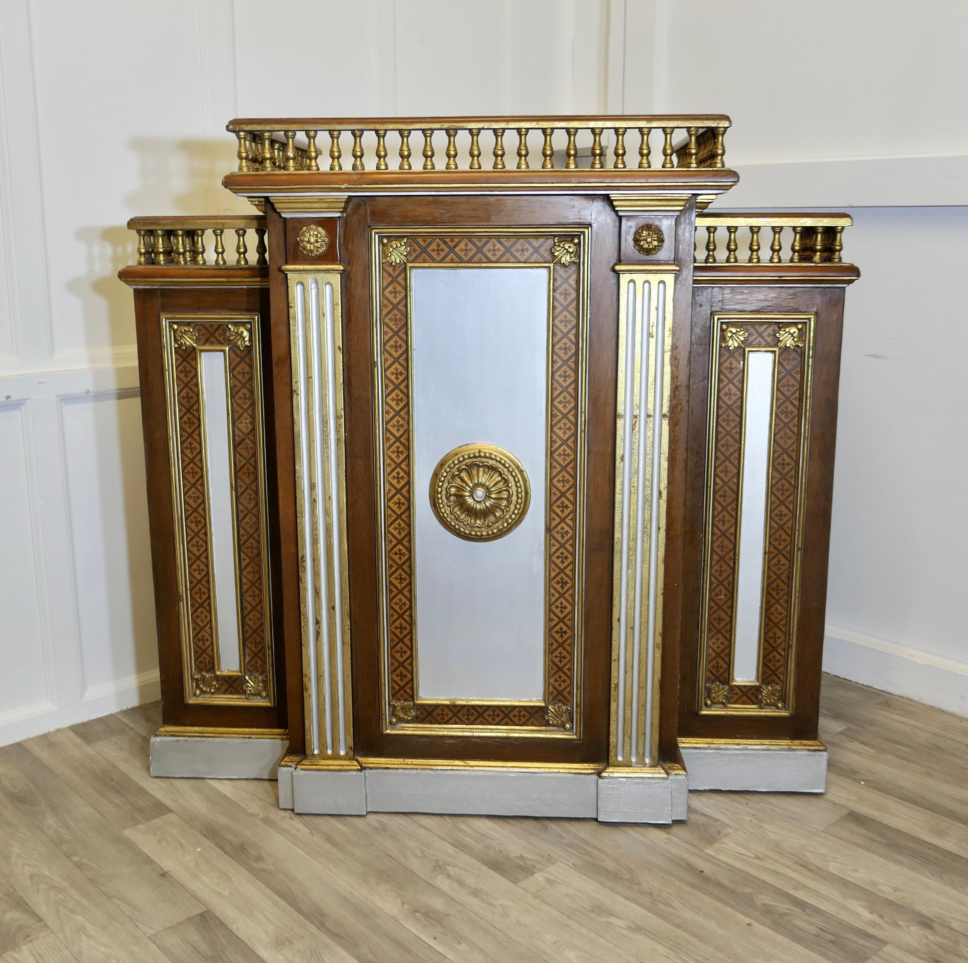 Reception di un hotel italiano Hostess, stazione di accoglienza, Greeter

La scrivania ha un'imponente reception di accoglienza, con un fronte a rottura e pannelli decorati in stile classico italiano, con intarsi, legno dorato e inserti color
