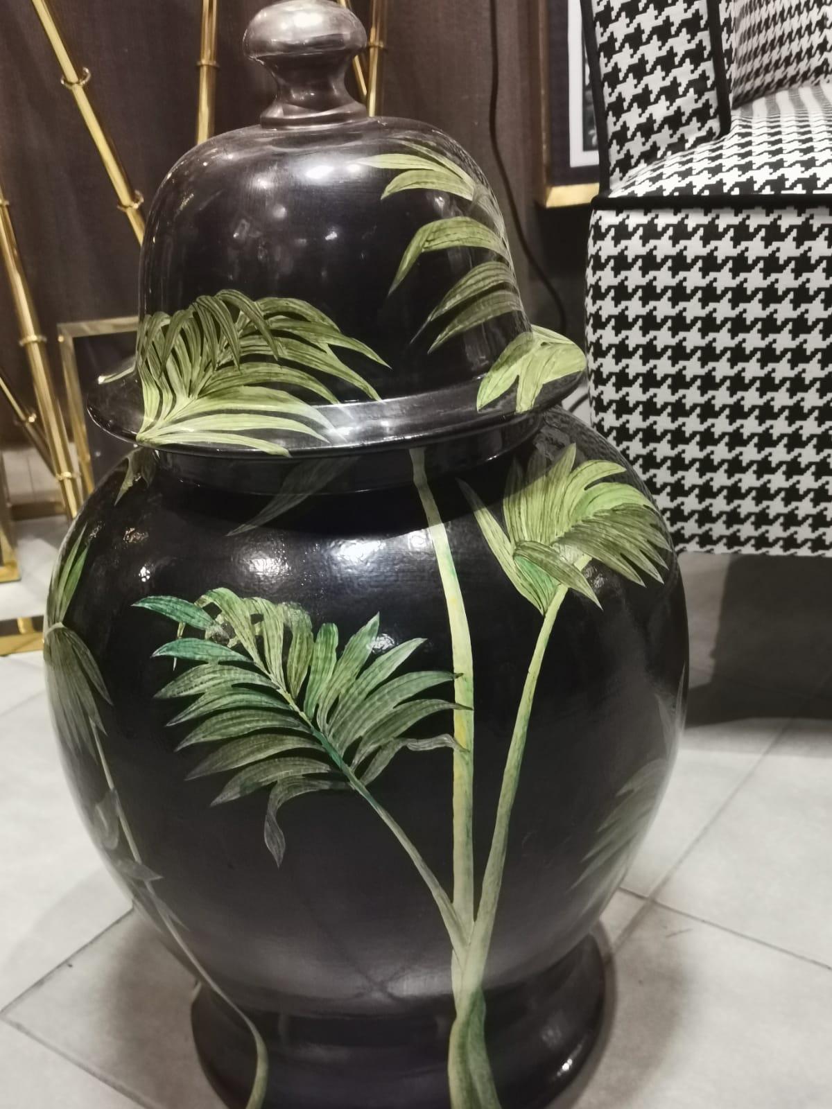Peint à la main Vase italien de grande facture en céramique avec perroquet peint à la main et couvercle, lot de 2 en vente