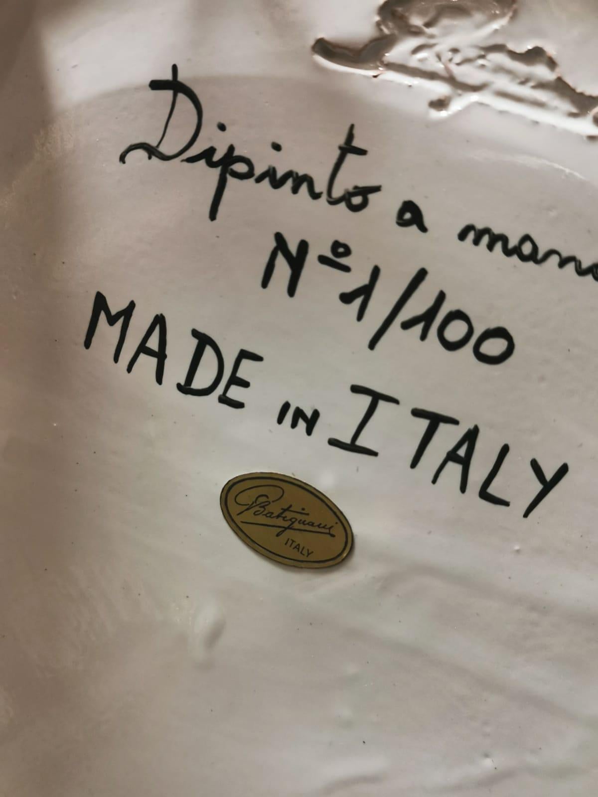 Vase italien de grande facture en céramique avec perroquet peint à la main et couvercle, lot de 2 en vente 1