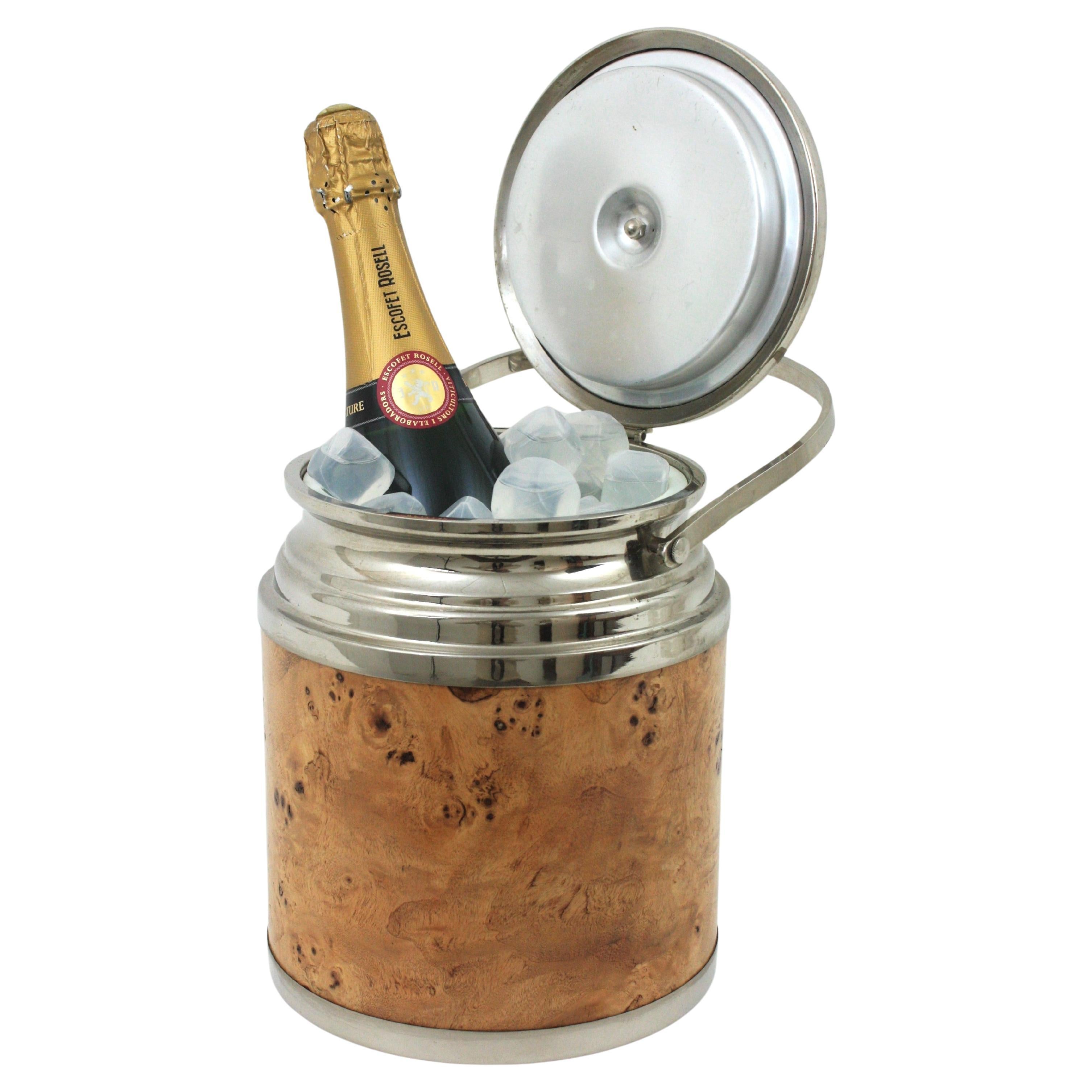 Secchiello per il ghiaccio aperto/chiuso in legno di radica e cromo del Medioevo
Wood è un secchiello per il ghiaccio in legno di radica e metallo cromato, con manico, in stile Mid-Century Modern. Italia, anni '60
Questo refrigeratore per vino ha un