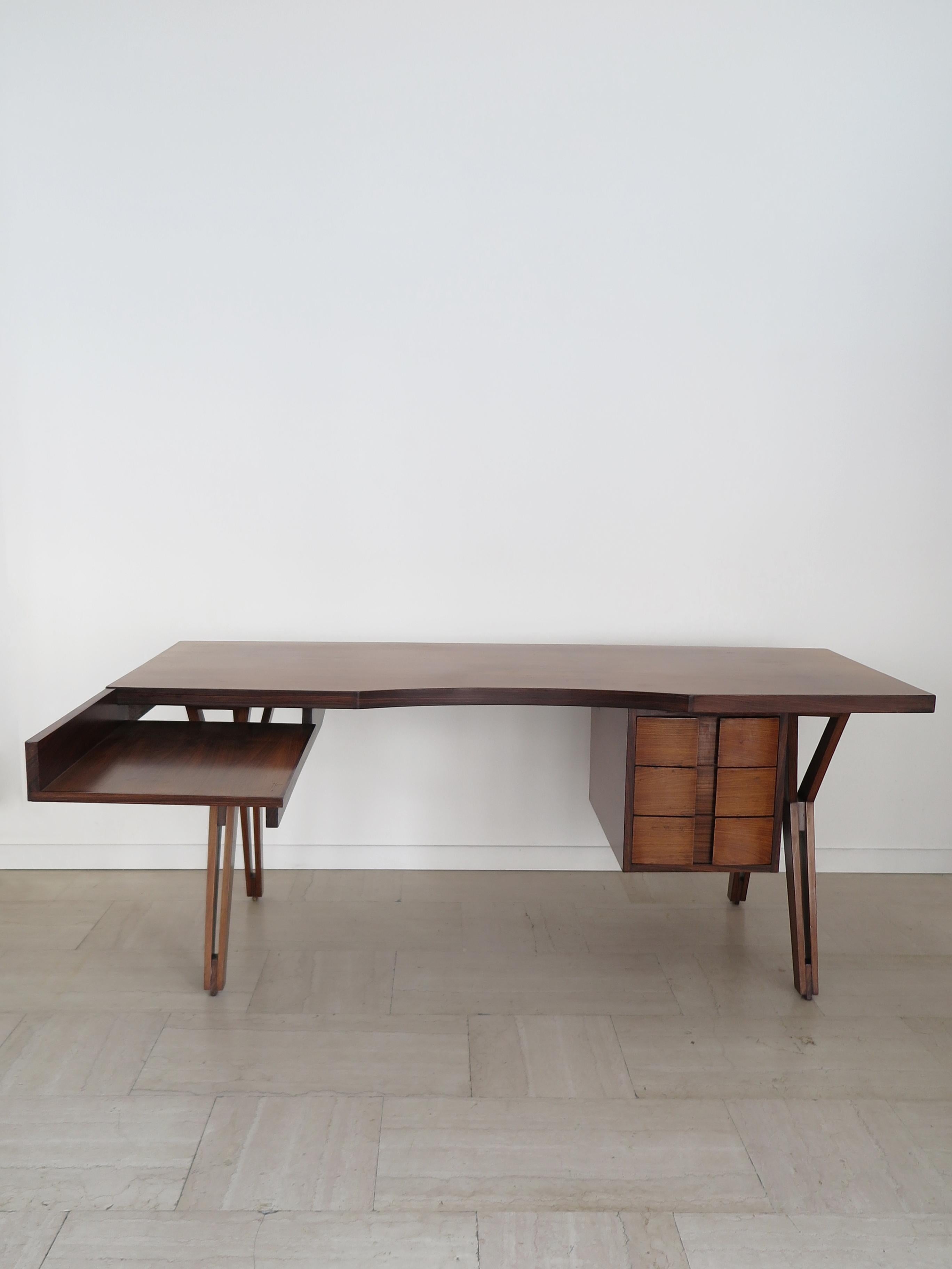 Italian midcenturty modern design desk Tolomeo model designed by Ico Parisi and produced by MIM Romawith wooden frame, left side shelf and three drawers, Italy production 1960s

Please note that the desk is original of the period and this shows