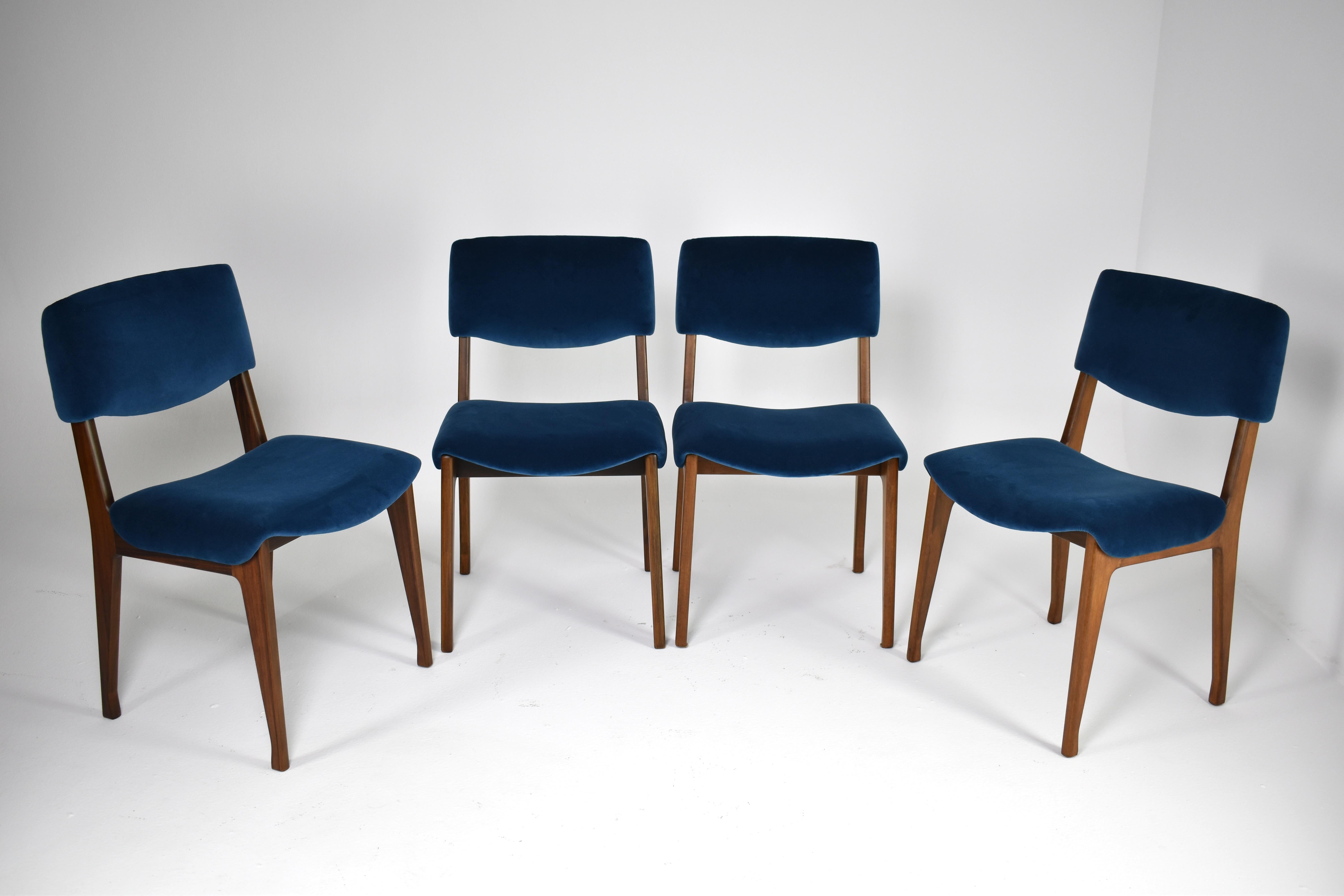 Ensemble de quatre chaises de salle à manger italiennes restaurées par Ico Parisi pour MIM, datant des années 1950-60. Fabriqué en bois et recouvert de velours bleu foncé. Ces belles pièces de collection sont mises en valeur par leur assise et leur
