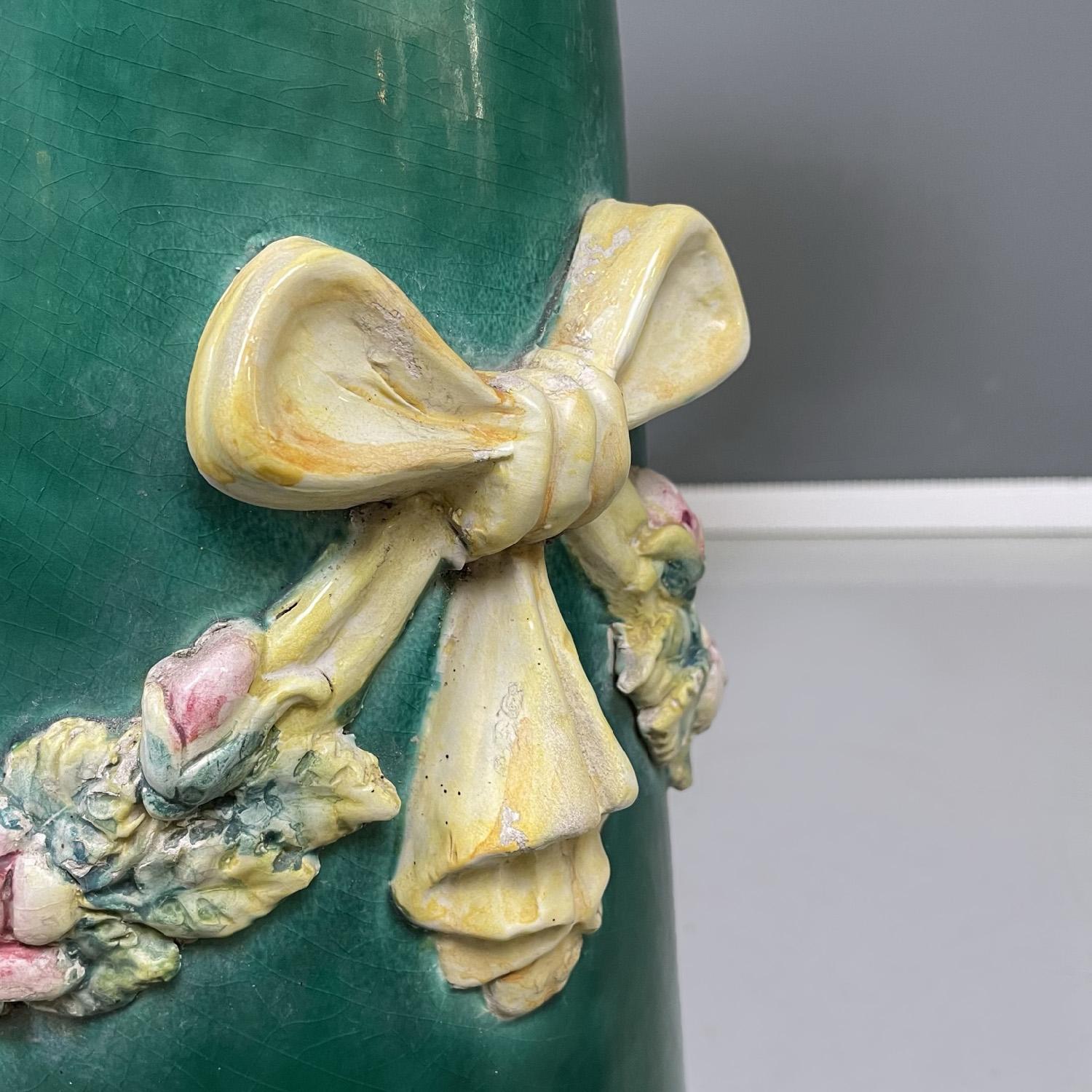 Colonnes en céramique verte de style impérial italien, piédestaux avec nœuds et fleurs, années 1930 en vente 6