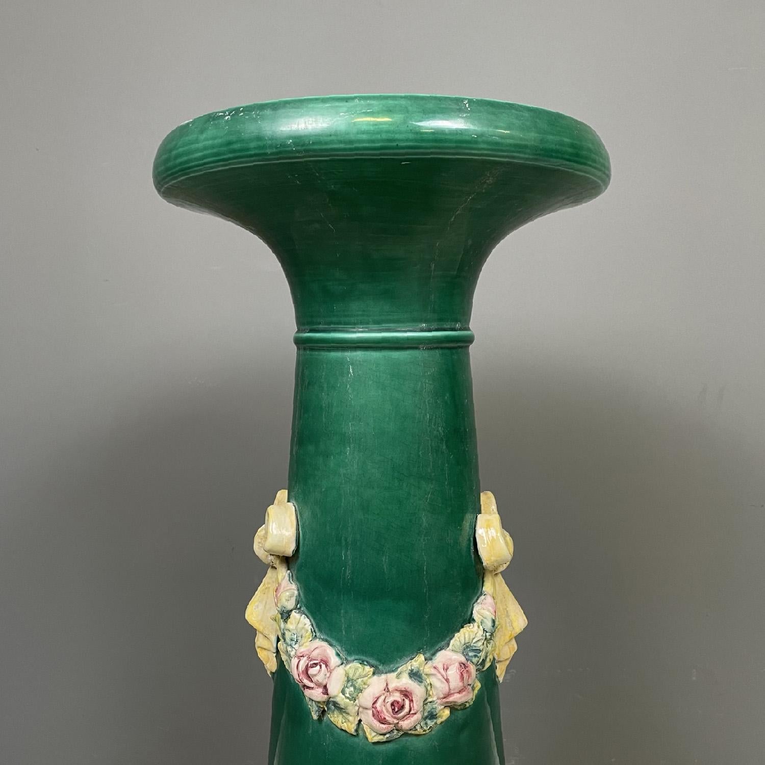 Céramique Colonnes en céramique verte de style impérial italien, piédestaux avec nœuds et fleurs, années 1930 en vente