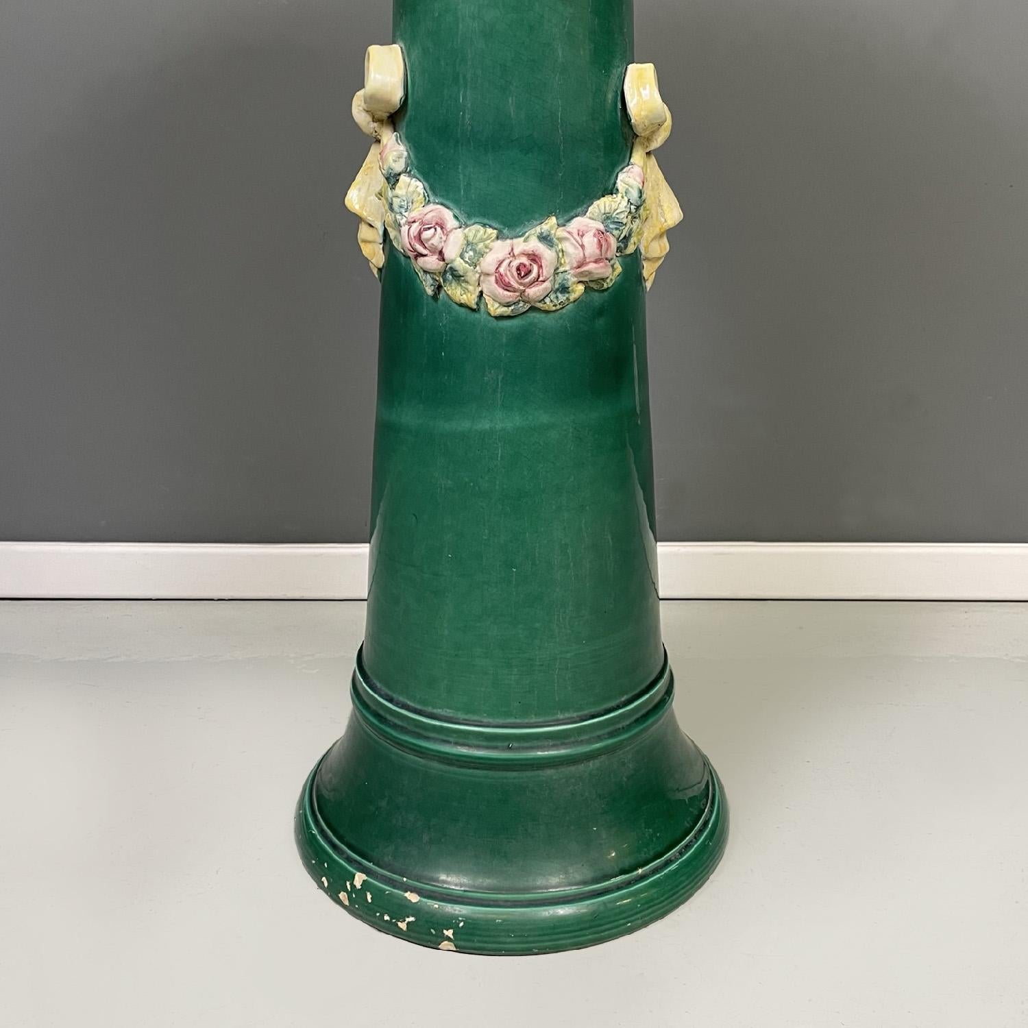 Colonnes en céramique verte de style impérial italien, piédestaux avec nœuds et fleurs, années 1930 en vente 1
