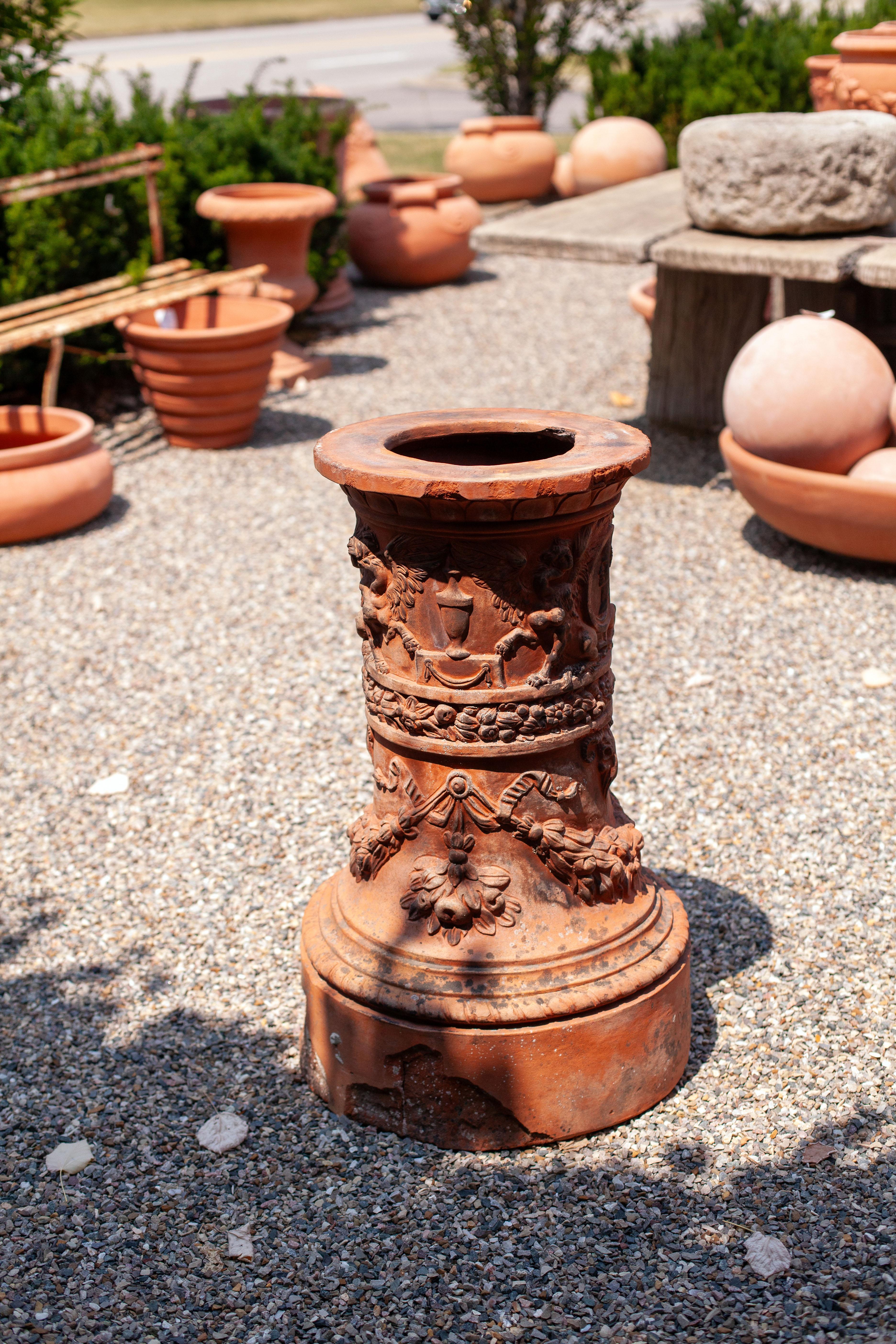 The Ricceri family has been working with terracotta since the 18th century. The Antica Manifattura Ricceri d'Impruneta made hand-made bricks, terracotta tiles, and roof tiles, as well as more decorative objects. Crafted from terracotta, a material
