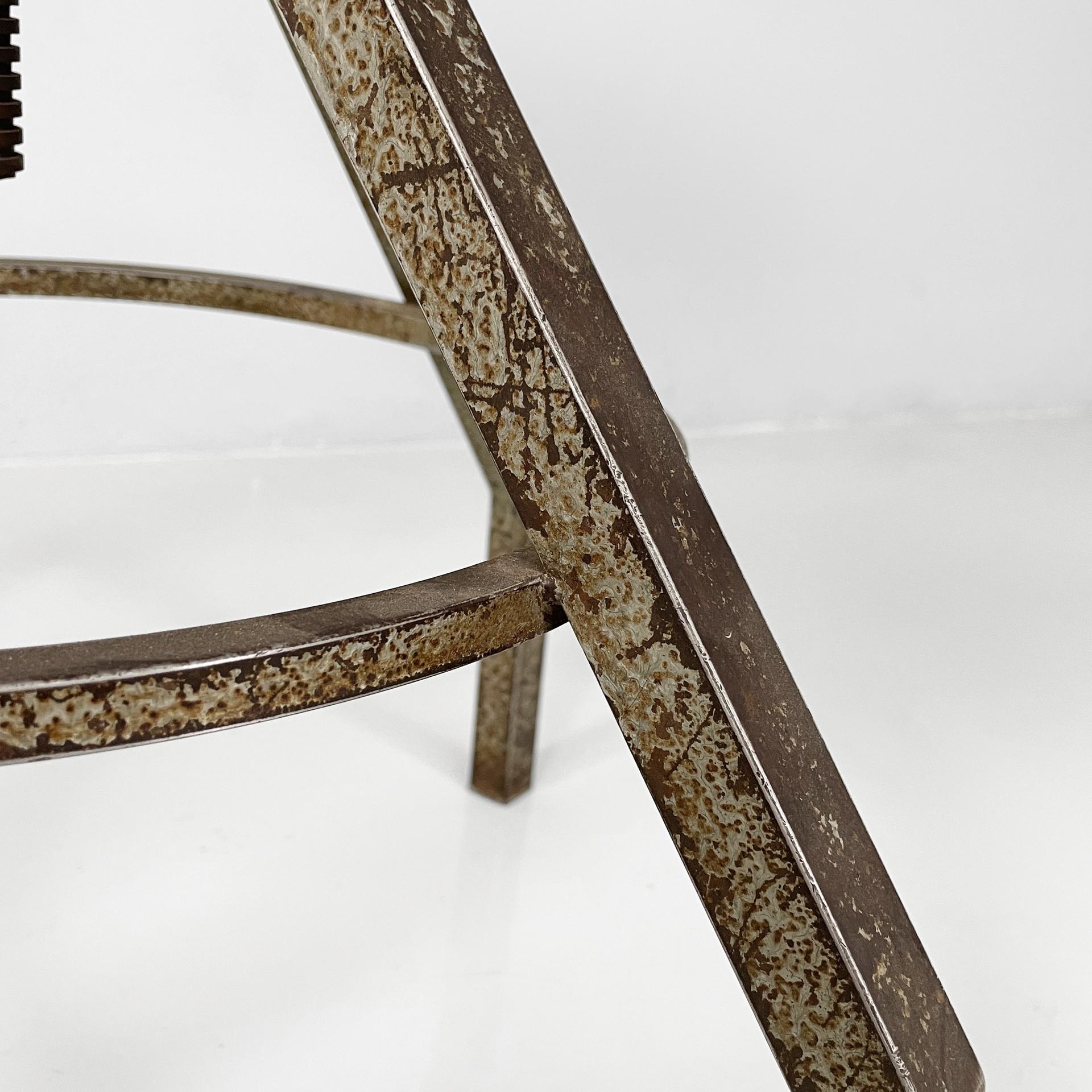 Italian industrial adjustable stool in grey wood and metal, 1950s in vendita 7