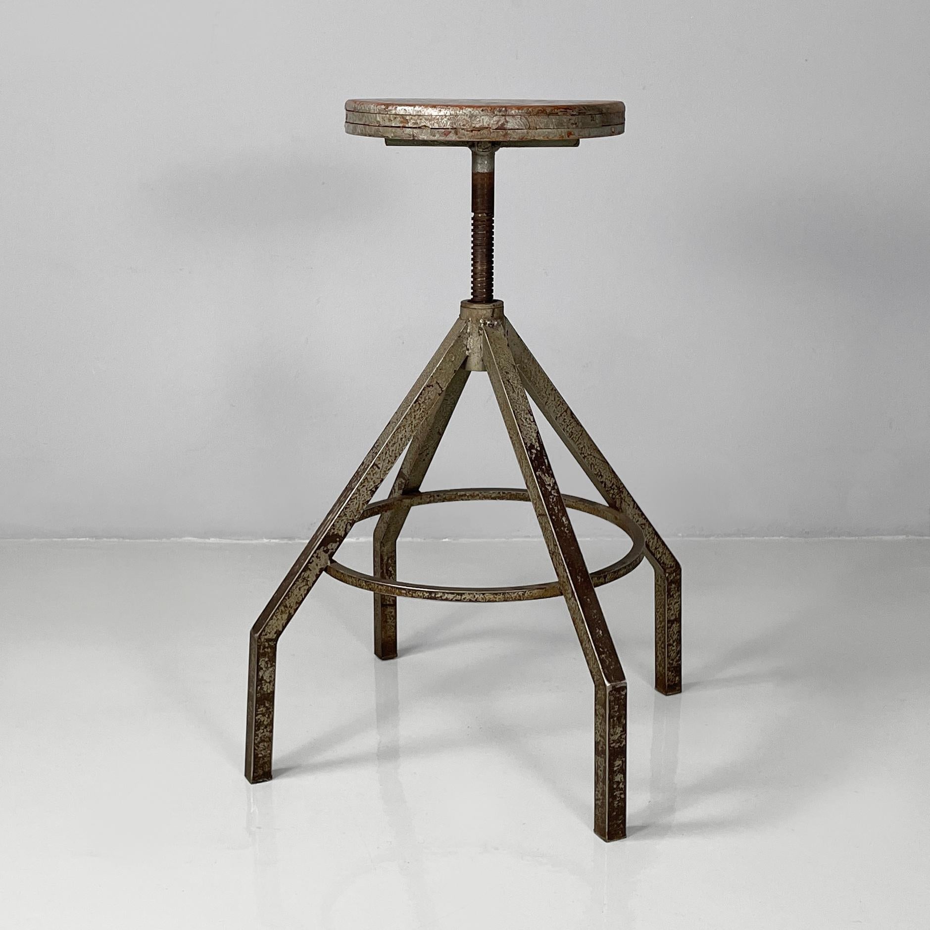 Italian industrial adjustable stool in grey wood and metal, 1950s In condizioni discrete in vendita a MIlano, IT