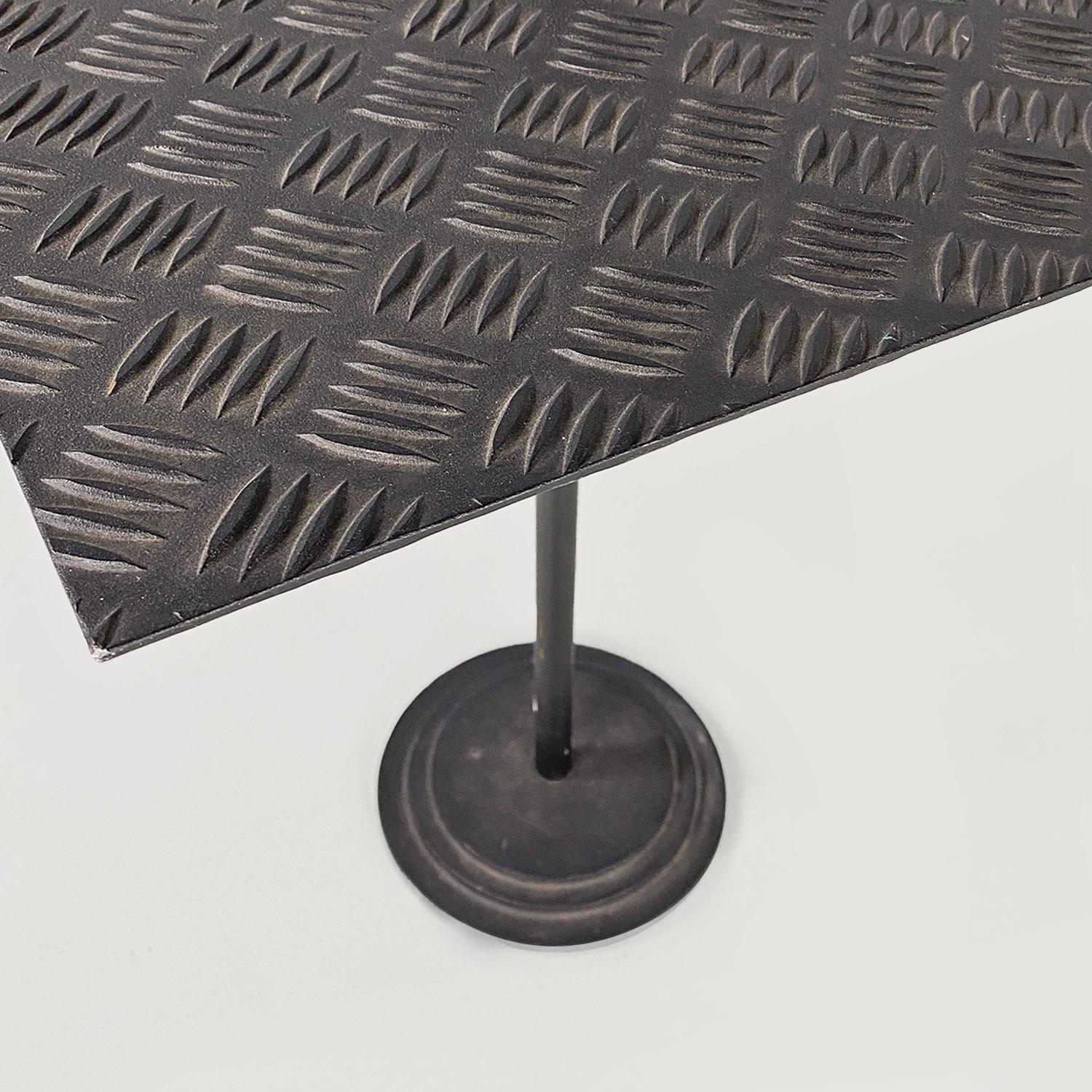 Italienischer industrieller und moderner schwarzer Metall-Couchtisch mit Griff, 1980er Jahre im Angebot 6