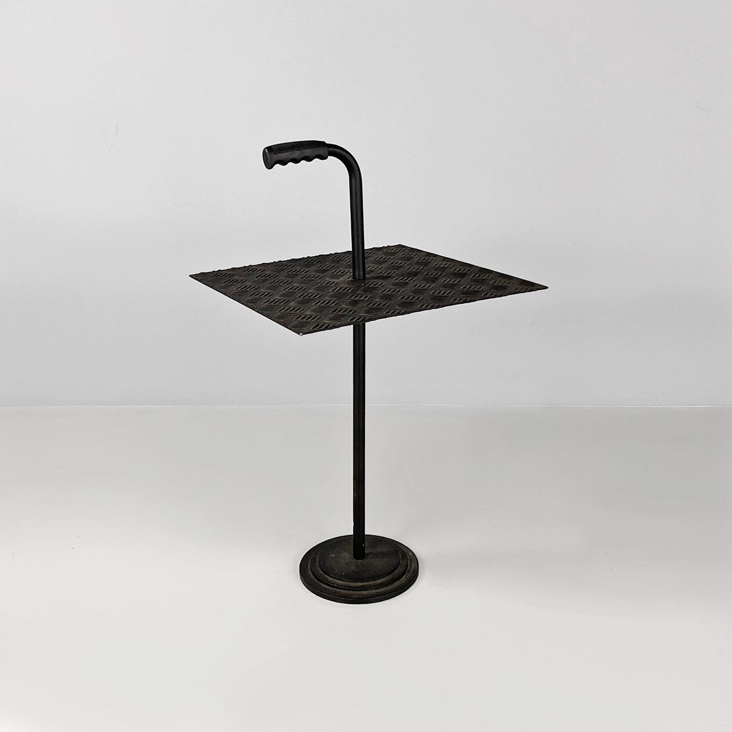 Italienischer industrieller und moderner schwarzer Metall-Couchtisch mit Griff, 1980er Jahre (Industriell) im Angebot