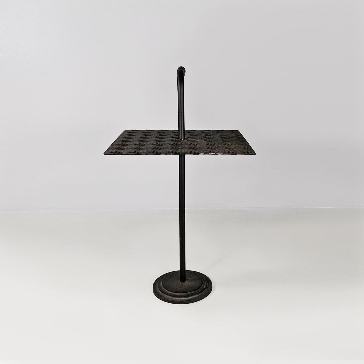 Italienischer industrieller und moderner schwarzer Metall-Couchtisch mit Griff, 1980er Jahre (Ende des 20. Jahrhunderts) im Angebot