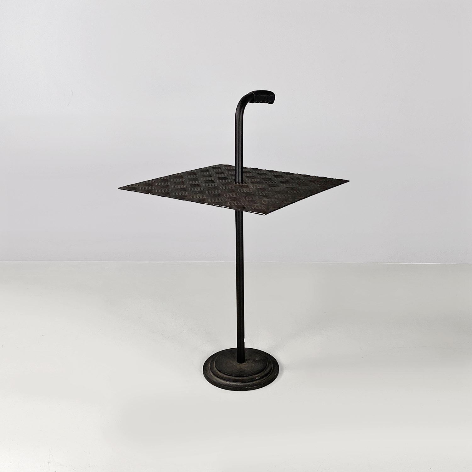 Italienischer industrieller und moderner schwarzer Metall-Couchtisch mit Griff, 1980er Jahre im Angebot 1