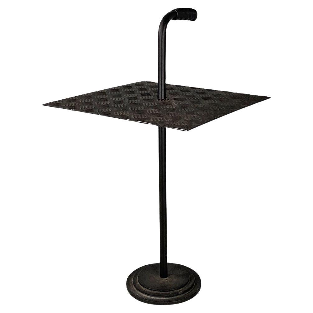 Italienischer industrieller und moderner schwarzer Metall-Couchtisch mit Griff, 1980er Jahre im Angebot
