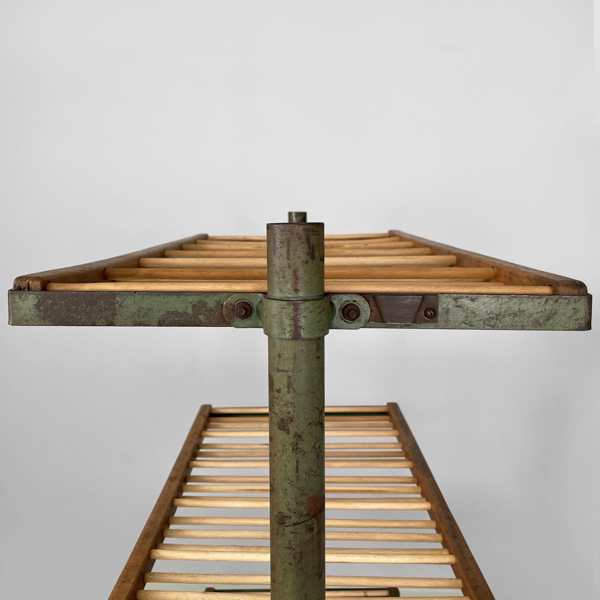 Italian industrial cart in wood and green metal, 1920s In Distressed Condition For Sale In MIlano, IT