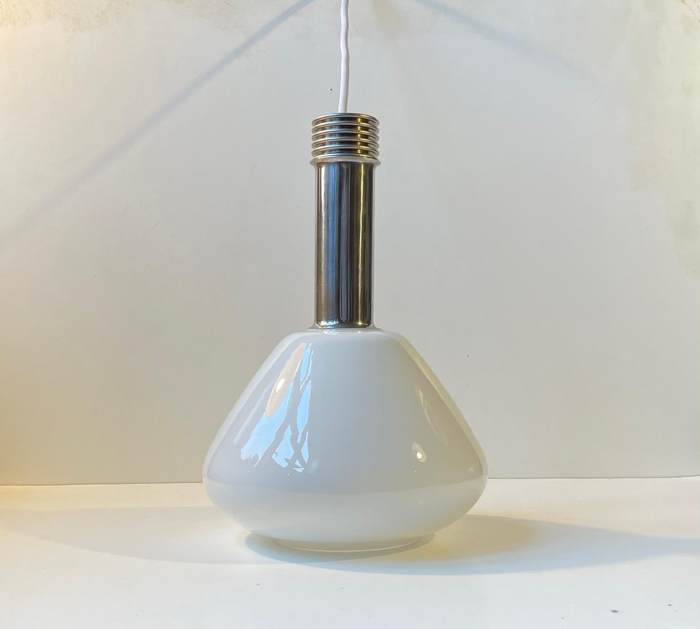 Una elegante lámpara colgante de estilo industrial italiano en cristal opalino blanco. Su parte superior es de acero cromado. Fabricada en Italia en los años 70, posiblemente a medida. 

Medidas: H: 30 cm, Diámetro: 22 cm. 

3 metros de cable blanco