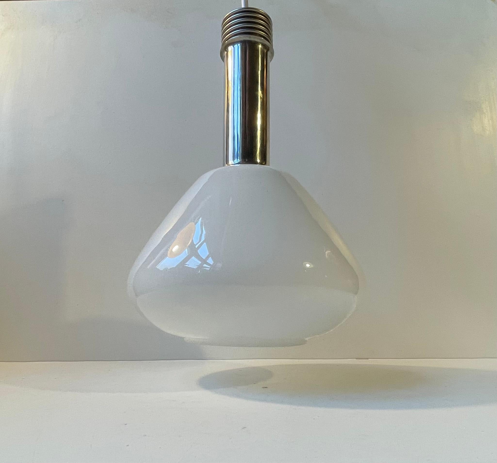 Lámpara de techo industrial italiana de cristal opalino blanco y cromo, años 70 Moderno en venta