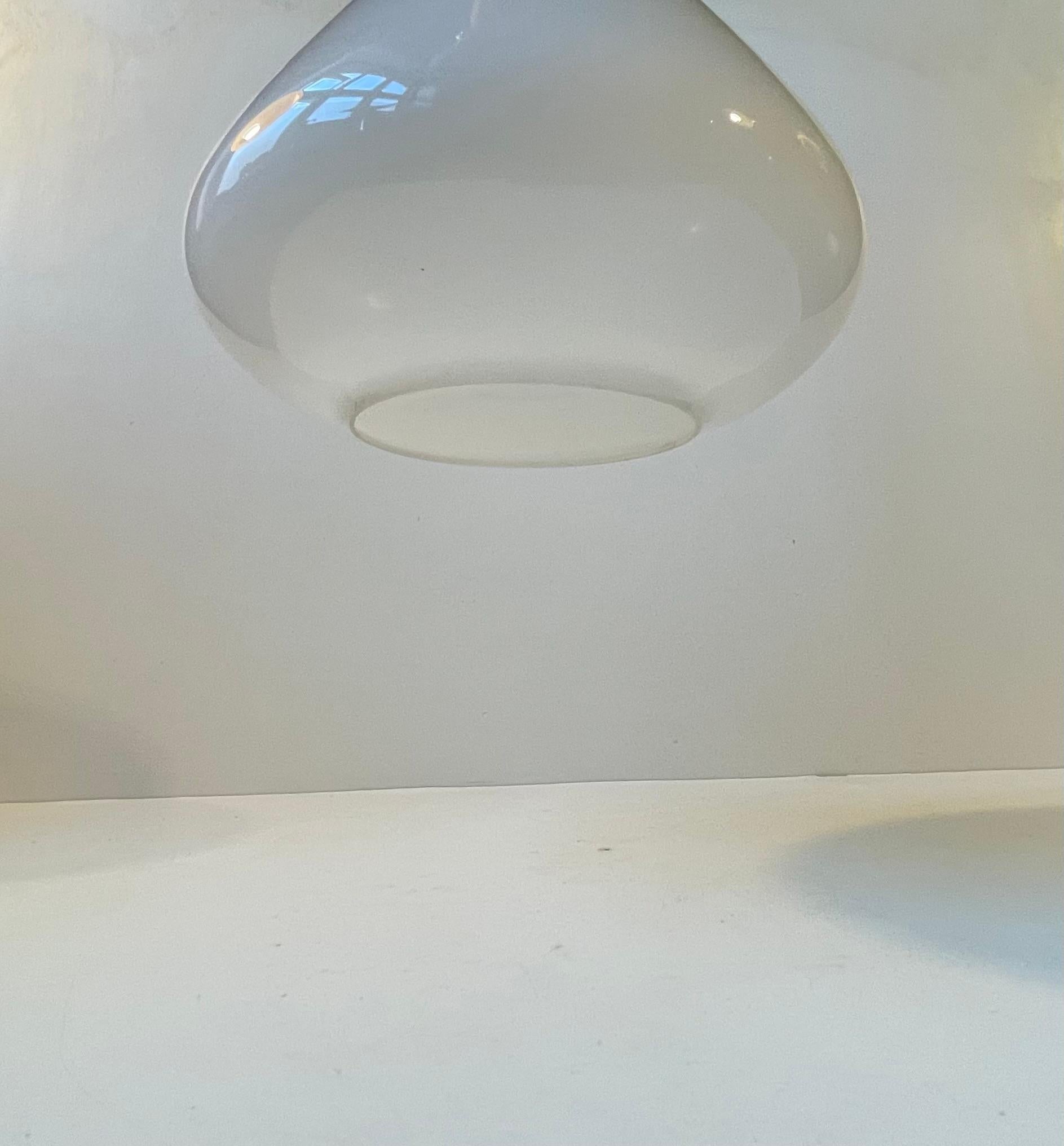 Lámpara de techo industrial italiana de cristal opalino blanco y cromo, años 70 Italiano en venta