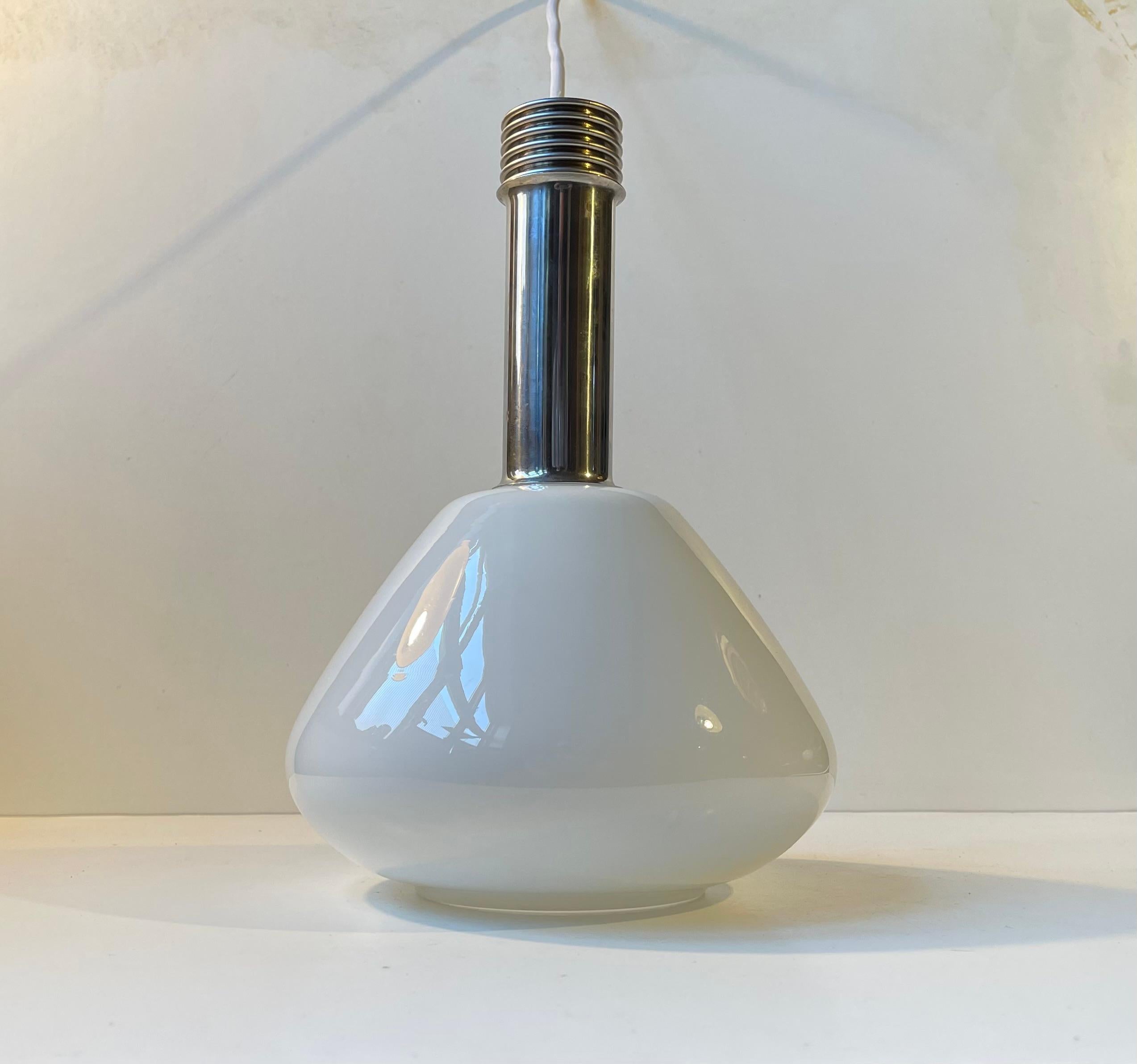 Lámpara de techo industrial italiana de cristal opalino blanco y cromo, años 70 Hecho a mano en venta
