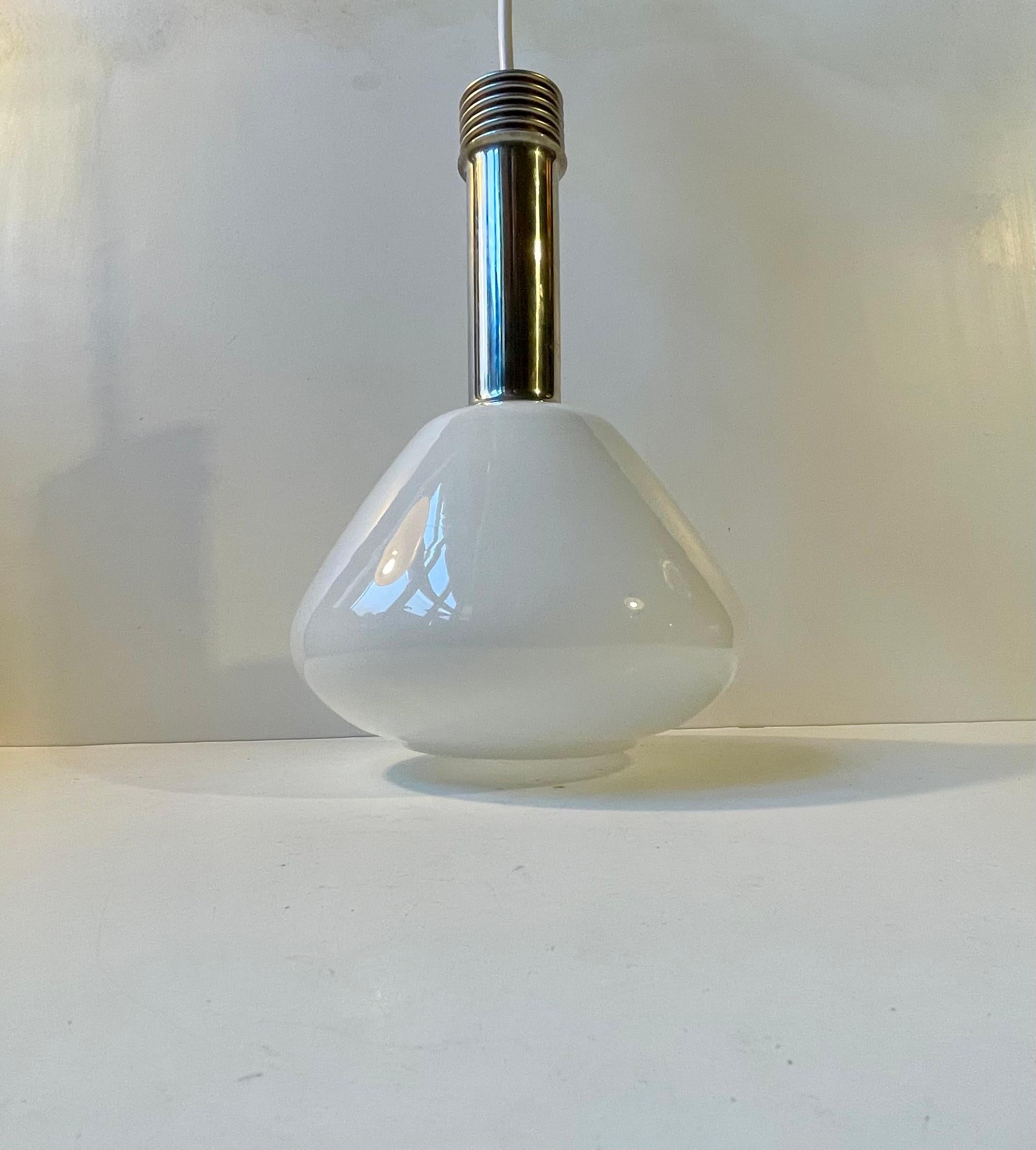 Lámpara de techo industrial italiana de cristal opalino blanco y cromo, años 70 finales del siglo XX en venta