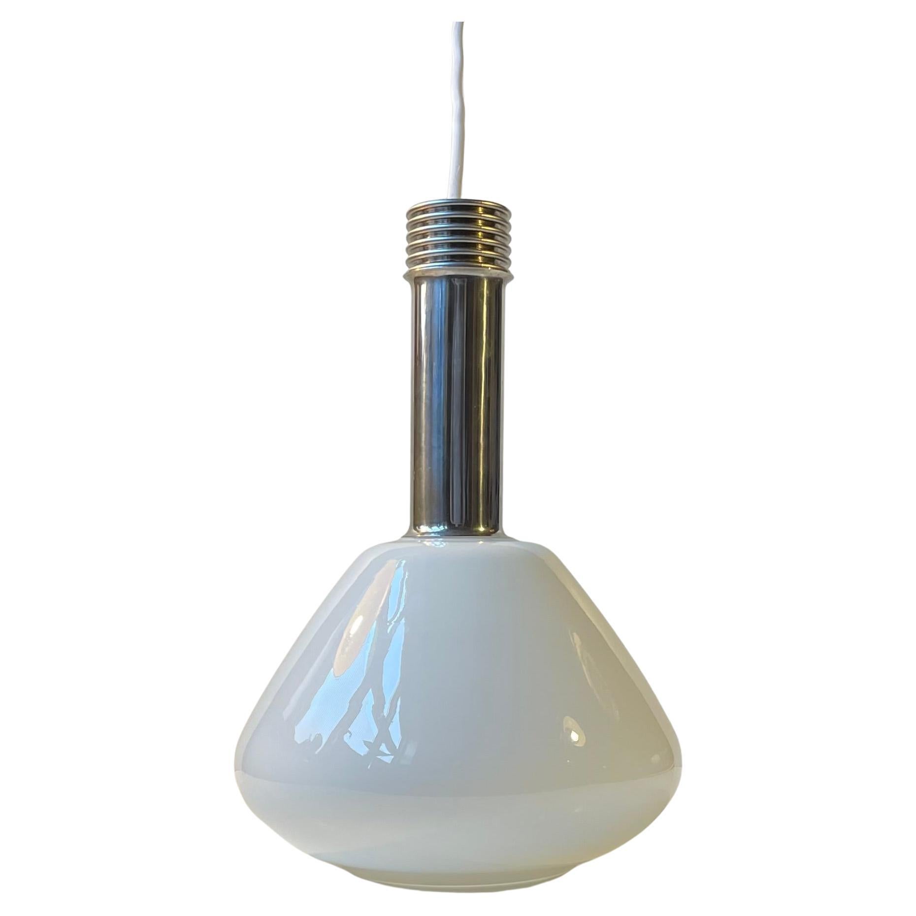 Lámpara de techo industrial italiana de cristal opalino blanco y cromo, años 70