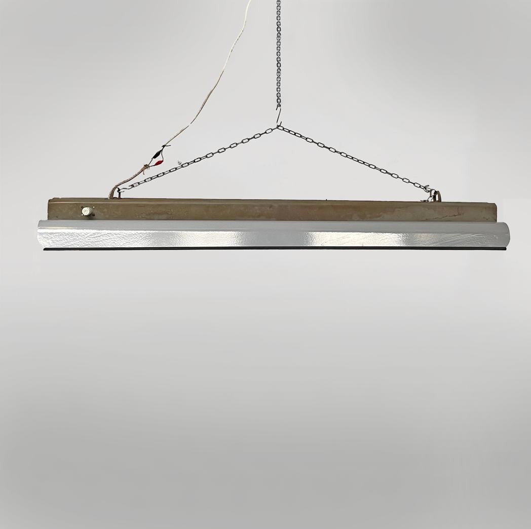 Lustre industriel italien en métal émaillé gris foncé avec chaîne, années 1940
Plafonnier industriel rectangulaire en métal émaillé gris foncé avec chaîne pendante assortie.
1940s.
Condition Vintage, avec des signes d'utilisation et d'âge ; quelques
