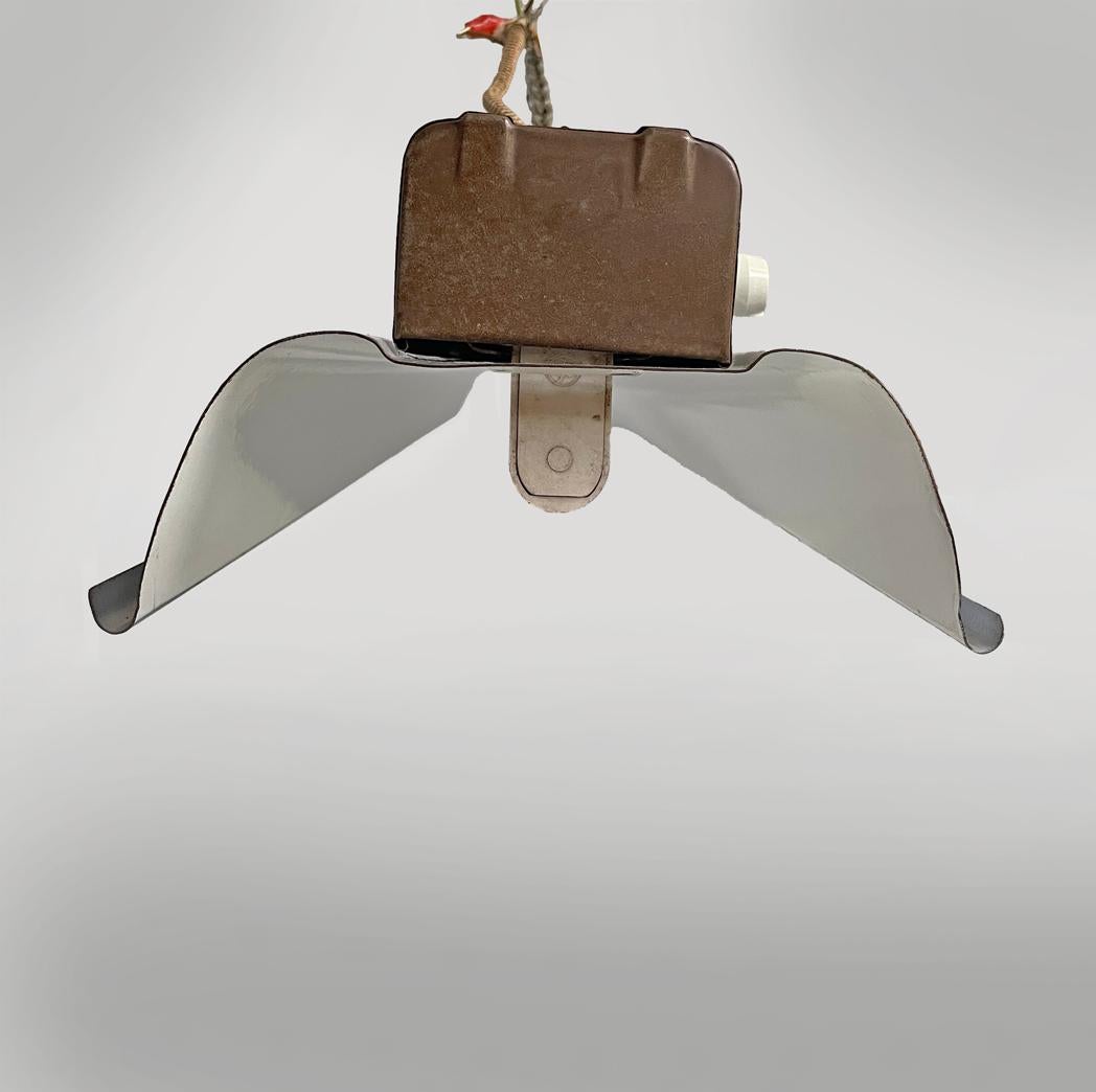 Lustre industriel italien en métal émaillé gris foncé avec chaîne, années 1940 Abîmé - En vente à MIlano, IT