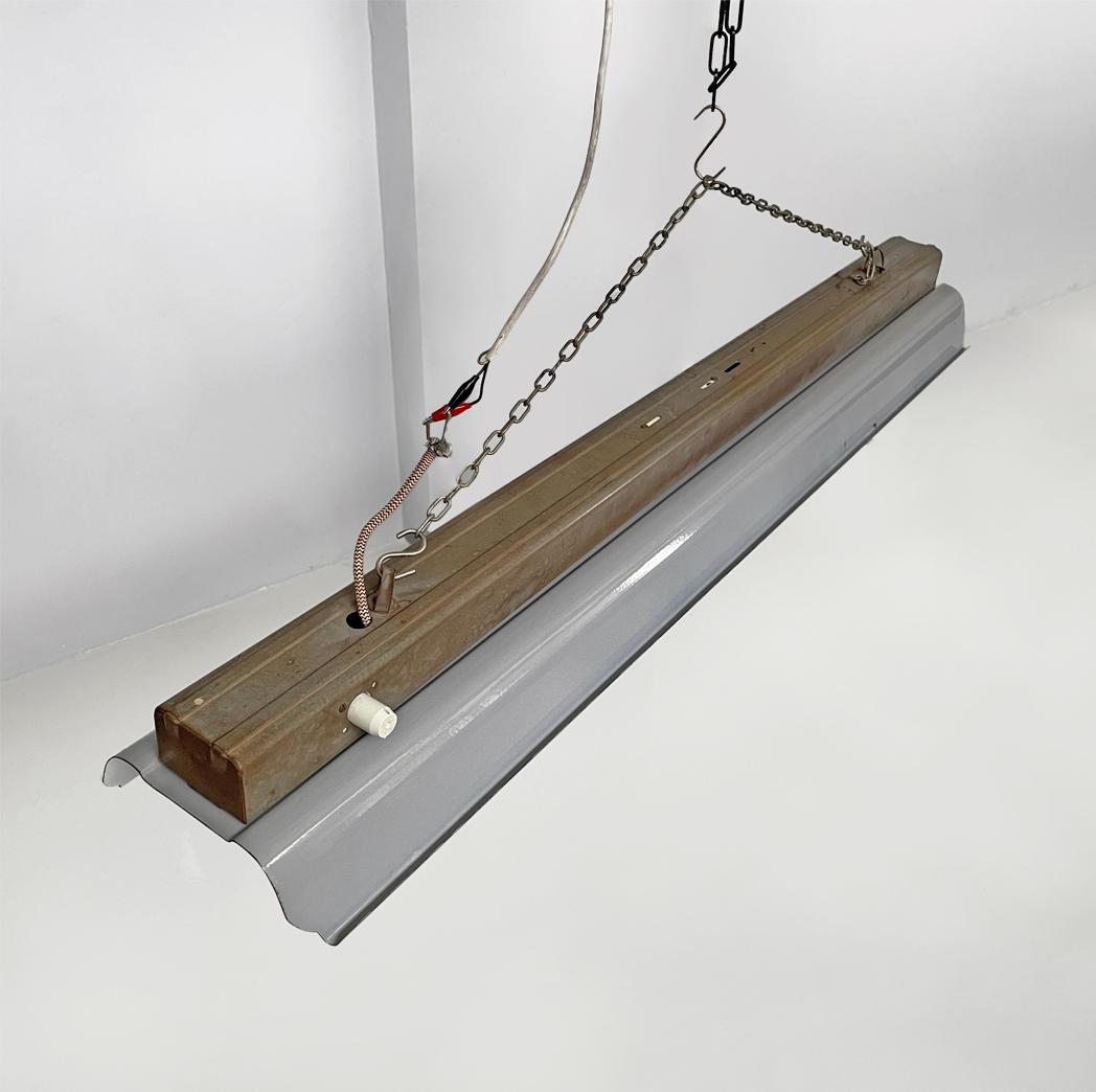 Milieu du XXe siècle Lustre industriel italien en métal émaillé gris foncé avec chaîne, années 1940 en vente