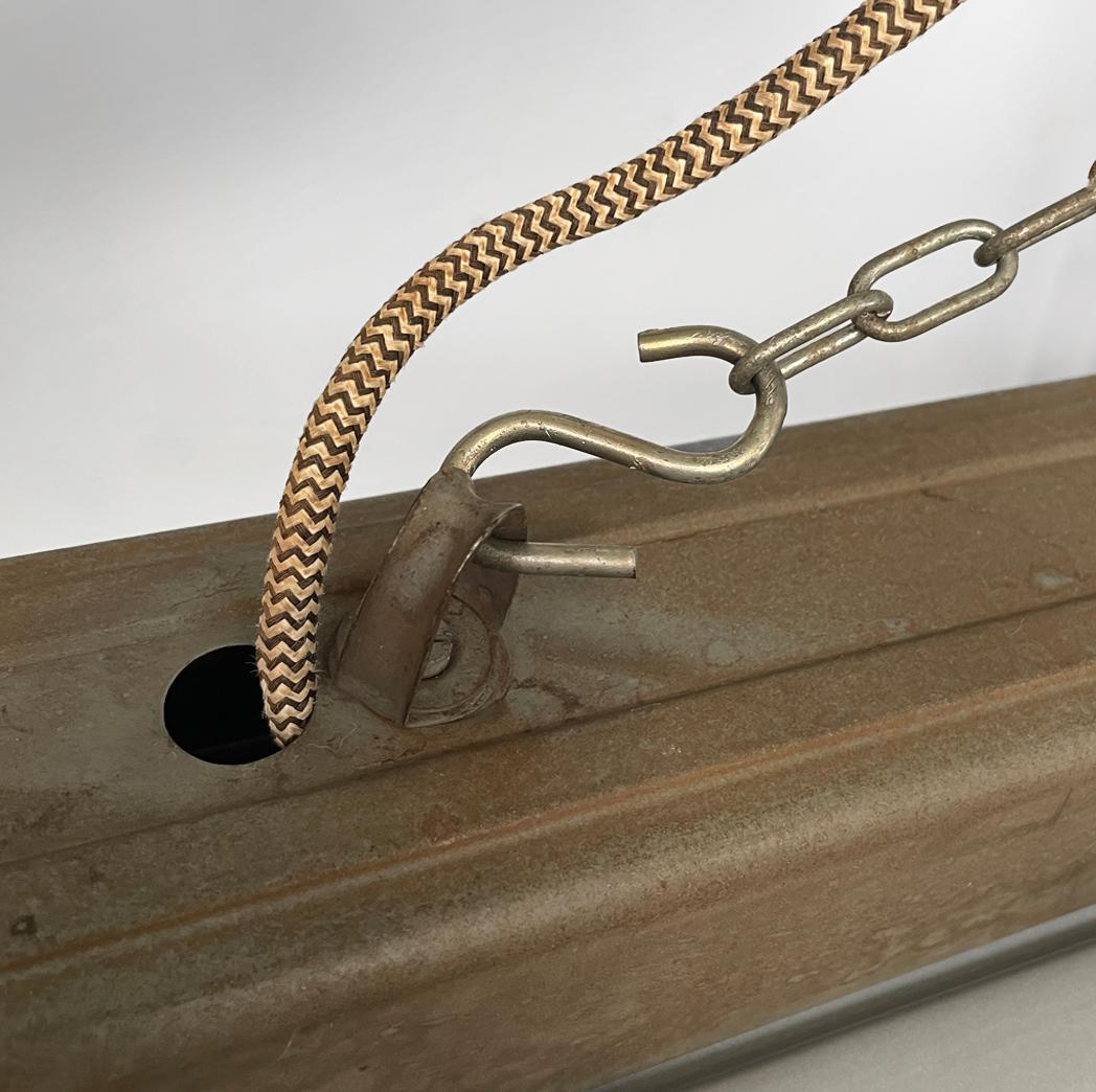 Lustre industriel italien en métal émaillé gris foncé avec chaîne, années 1940 en vente 2