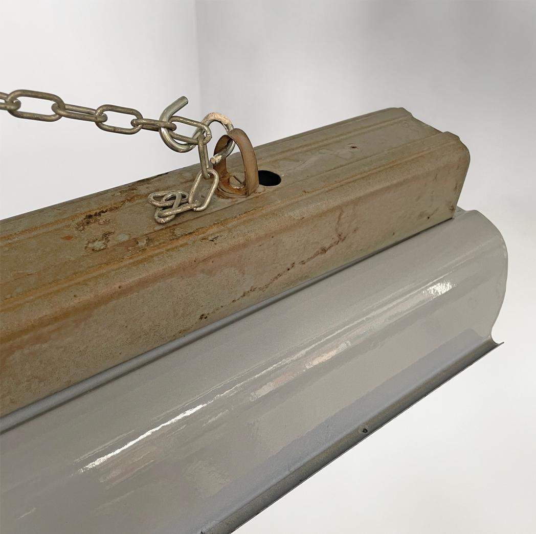 Lustre industriel italien en métal émaillé gris foncé avec chaîne, années 1940 en vente 3