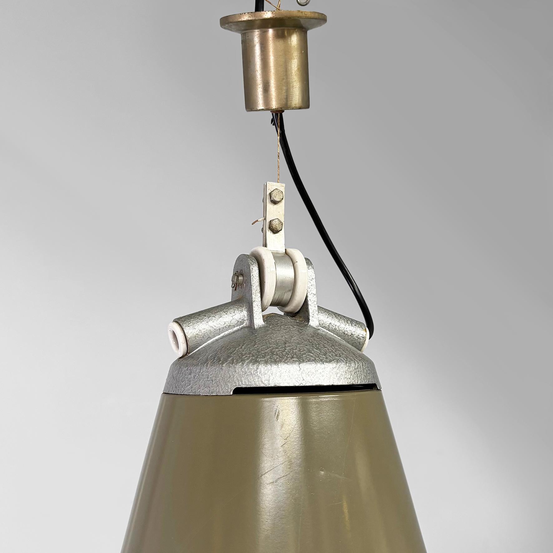 Lampadario industriale italiano in metallo Genova 4053 di Torlasco per Greco, anni '60 in vendita 3