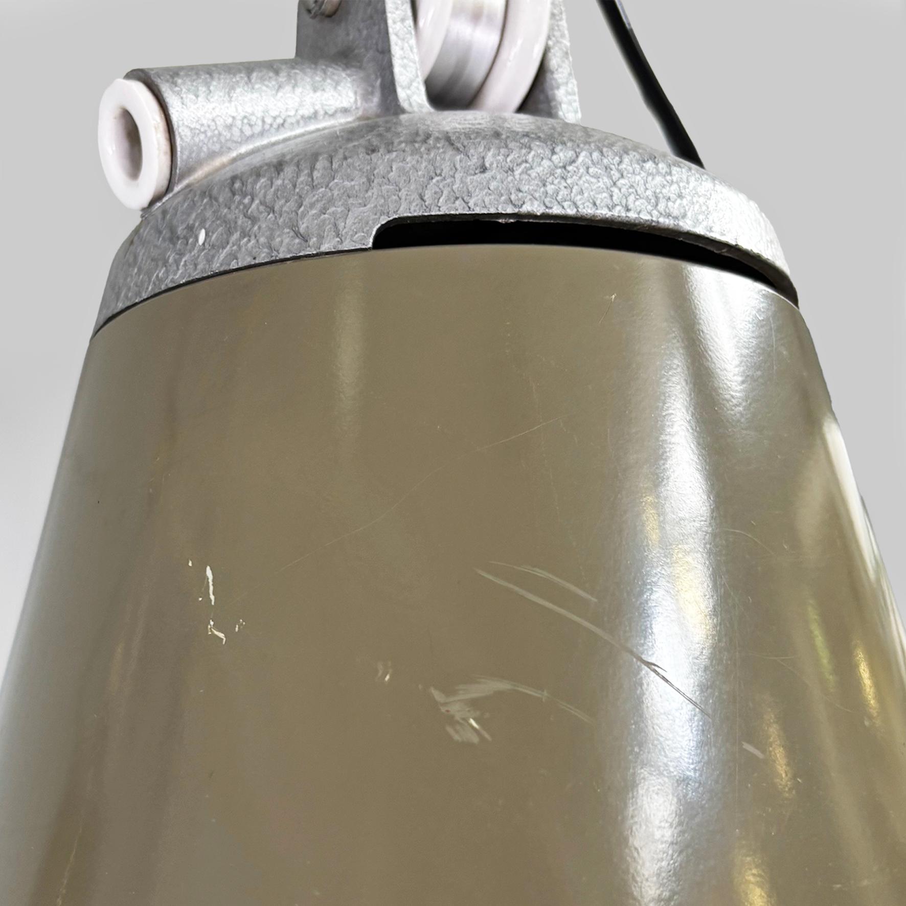 Lampadario industriale italiano in metallo Genova 4053 di Torlasco per Greco, anni '60 in vendita 4