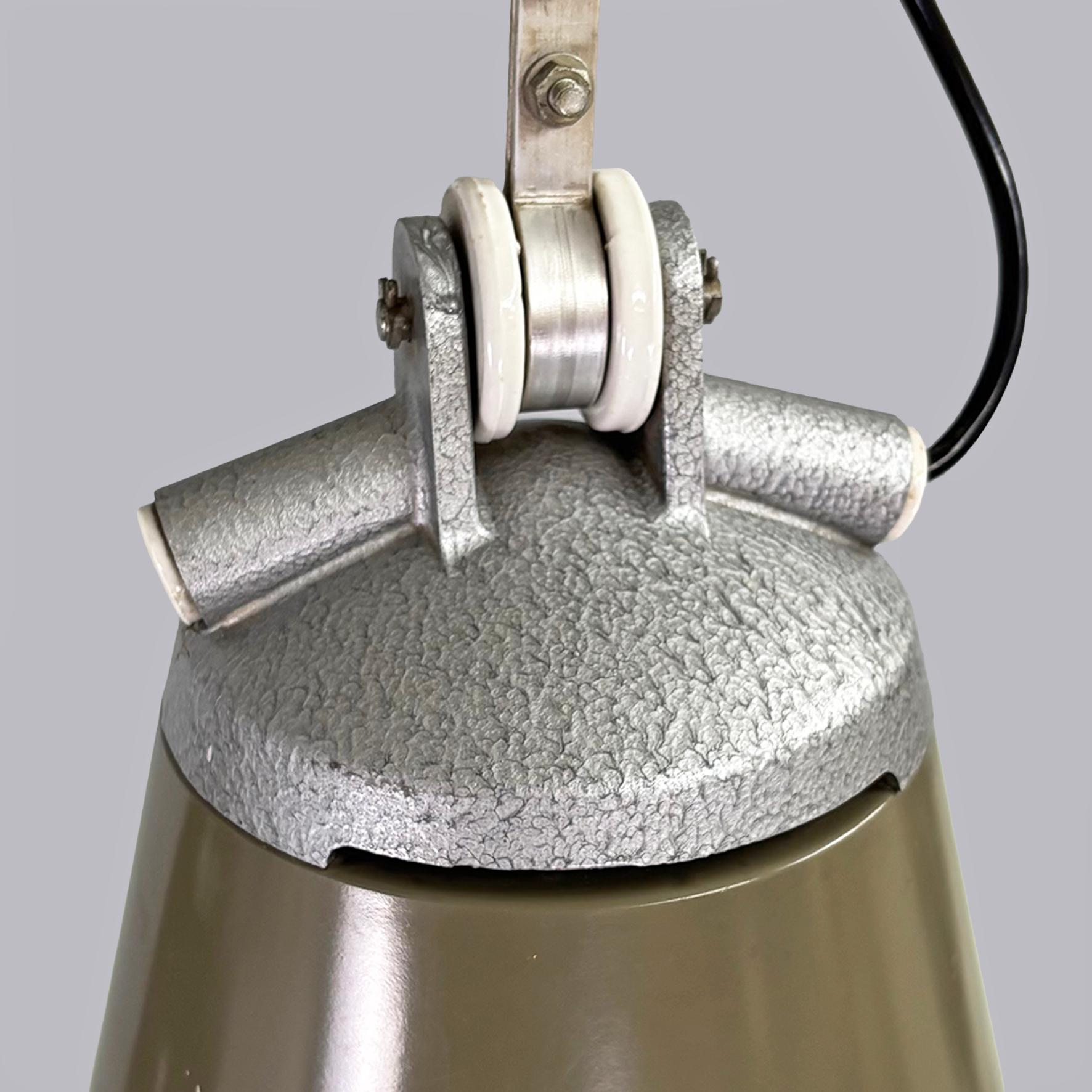 Lampadario industriale italiano in metallo Genova 4053 di Torlasco per Greco, anni '60 in vendita 5