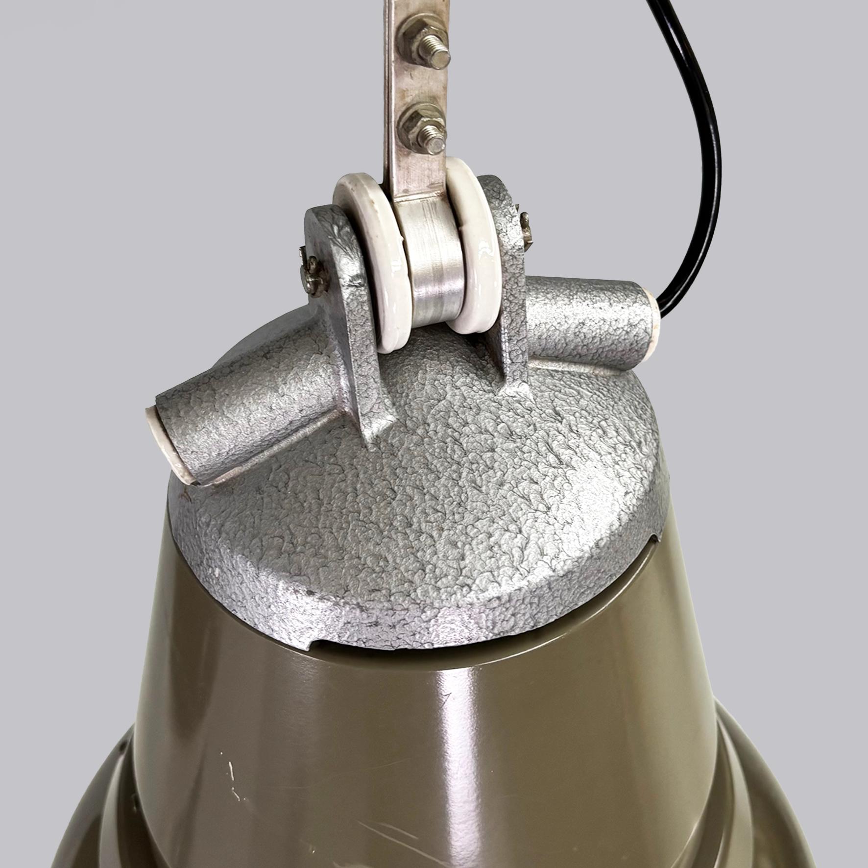 Lampadario industriale italiano in metallo Genova 4053 di Torlasco per Greco, anni '60 in vendita 6