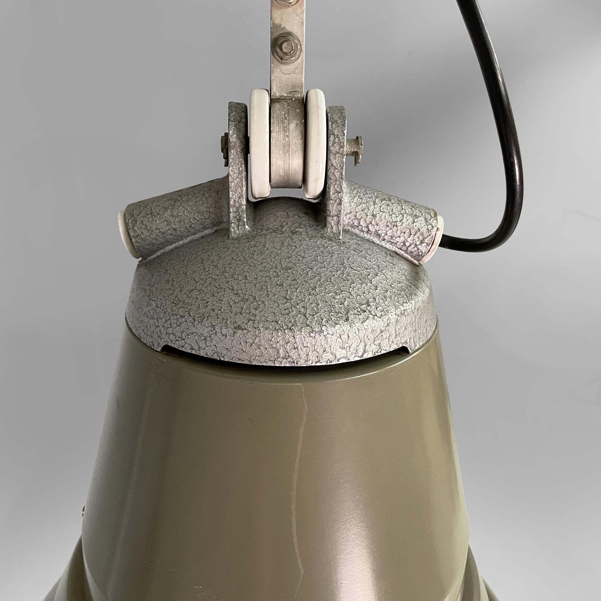 Lampadario industriale italiano in metallo Genova 4053 di Torlasco per Greco, anni '60 in vendita 8